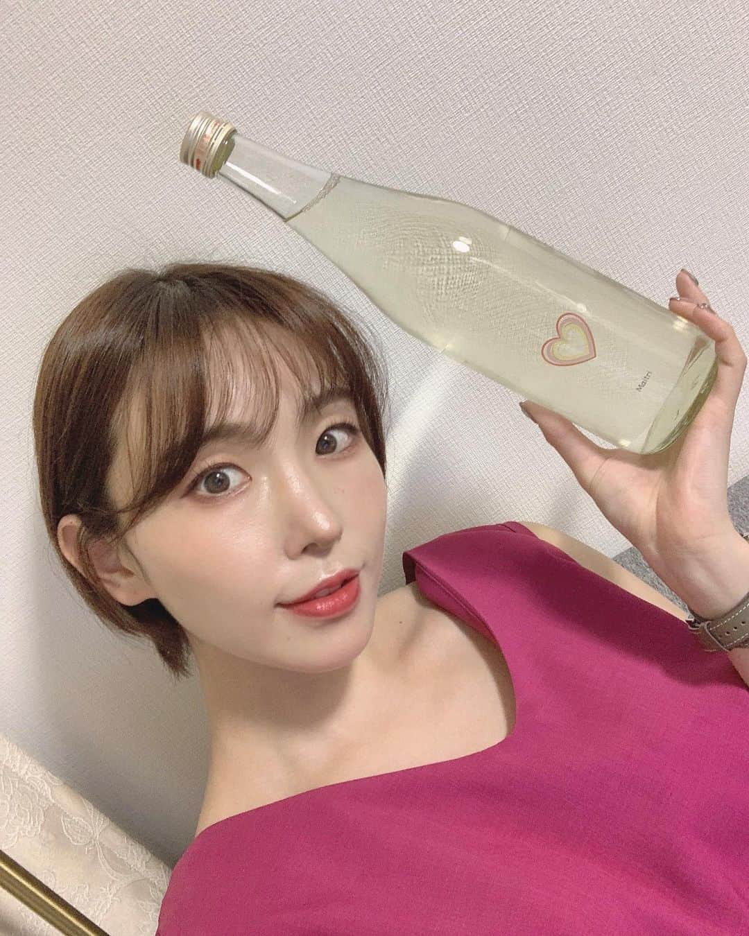 児玉アメリア彩さんのインスタグラム写真 - (児玉アメリア彩Instagram)「明日 10月1日は #日本酒の日﻿ #日本酒で乾杯 しましょ👏🏻﻿ ﻿ 乾杯イベントもよろしくね🍶(@kampai_sake )﻿ ﻿ ﻿ ﻿ 今日はこれから 来福酒造さん×てるじいのイベントに出演させていただくので、﻿ #本日の児玉酒 はこちら﻿ ﻿ ﻿ てるじいが作った、オリジナルのアッサンブラージュ酒﻿ [ 106g sake future シリーズ #1 Maitri / 慈愛 ]﻿ てるじい×来福 豪雨被害支援 特別ver﻿ （Maitri”マイトゥリ”と読みます）﻿ ﻿ ﻿ 【今回は" 飲んで素直に美味しい " そして秘密探し宝探し気分♫ そんな味わいを目指しました。﻿ オリジナルレシピ仕込みのリンゴ酸たっぷりのお酒や、オーク樽貯蔵酒などをアッサンブラージュし、面白さや複雑さを持たせたブレンドならではの絶妙なバランスの仕上がりです】﻿ ﻿ とのことで、﻿ マスカットのような爽やか且つ酸を感じる香味に、私の好み！のオーク樽の香りが加わり、奥行きのある味わい✨﻿ ﻿ ﻿ ﻿ ﻿ 「Maitri 」は、サンスクリット語で「慈愛」の意味。皆んなの慈しみや愛を表現されているそうで、﻿ 一本につき500円が義援金となって被災者の方々の為に送られます。﻿ 全国の専門店にて、先着800本で販売中！﻿ ﻿ お酒について詳しくは﻿ ▶︎ https://note.com/telug/n/n49416d5c92ae﻿ ﻿ ﻿ ﻿ ﻿ ﻿ ﻿ ﻿ ﻿ #日本を飲もう #ポン酒タグラム #日本酒フォト #sakebottle #sakephotography﻿ #sakestagram #selfie」9月30日 19時12分 - aya_amelia_kodama