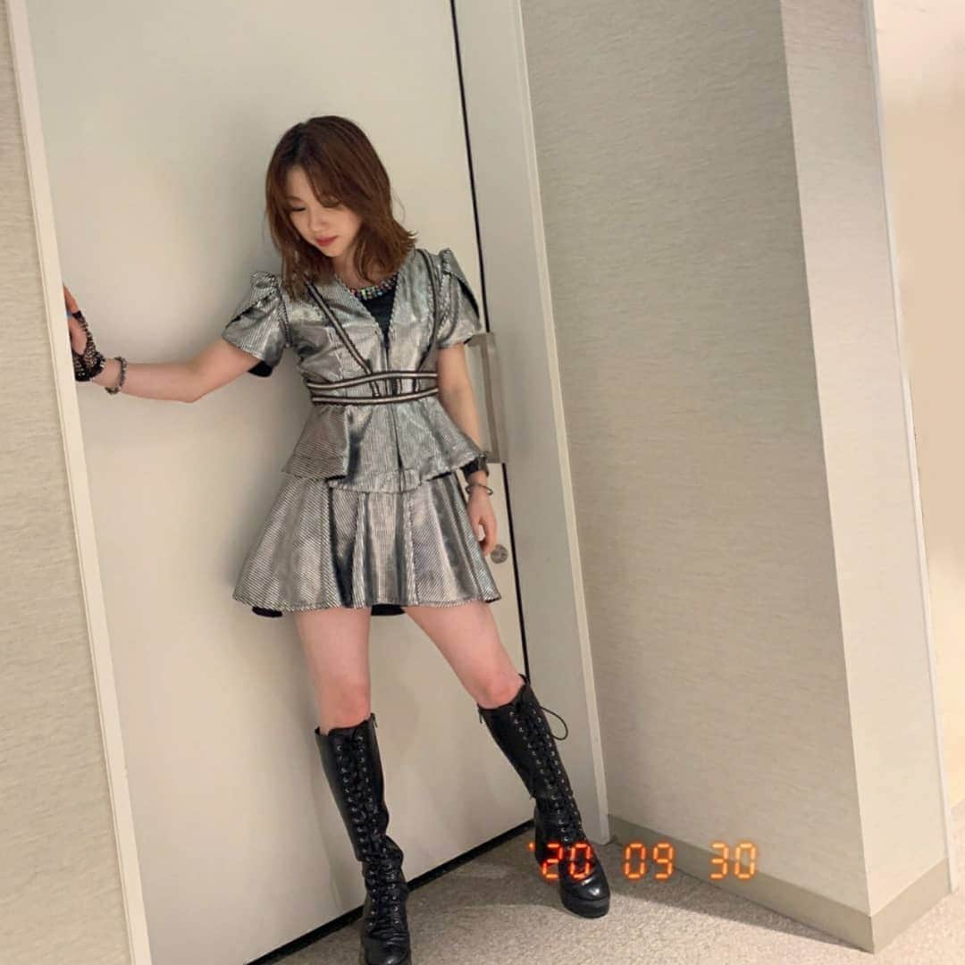 石田亜佑美さんのインスタグラム写真 - (石田亜佑美Instagram)「#テレ東音楽祭 . . . 新曲「純情エビデンス」 本日、初披露させていただきました 見守っていただけましたでしょうか . 衣装はシルバーーーーー . . 引き続き番組をお楽しみください！ . 出演させていただき、 応援していただき、 ありがとうございました . また新曲披露できるよう頑張ります . . #純情エビデンス  #新曲 #初披露 #morningmusume20 #モーニング娘20 #石田亜佑美」9月30日 19時15分 - ayumi_ishida.official