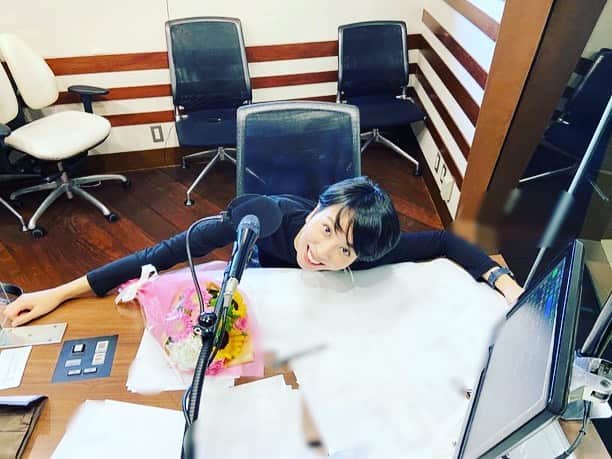 LOVEのインスタグラム：「1時間半、さばき切れないメールが何百通✉️いやはや、みなさますごい熱量、ありがとうございました😊(もう一度言うが引退はしない、笑)  #ラブコネ のLOVEさんですが 雨の日も風の日もライブの日も、、生放送10年半、なんや言うてもやりきってましたね、あの人は。まさに、けじめと感謝の今日でした。  金曜からは！！  ALL-TIME BEST 〜LUNCHTIME POWER MUSIC〜  つまりオールタイムベストのLOVEさんになります  直訳しちゃうと、史上最善のLOVEさんです。すごい冠を背負います👑  今日は生放送で果ててから ↓ たかみなちゃんを労い泣かし ↓ 最終日チームで修学旅行みたいなランチ ↓ 新番組のランスルー ↓ 帰って会議  もう脳みそがしわしわで早寝しそうです🤤いい夢みます  さようなら「ラブコネのLOVEさん」！アデュー！🖖🏻  お世話になった方々、ここまでいったん！心からありがとうございました🙏🙏🙏」