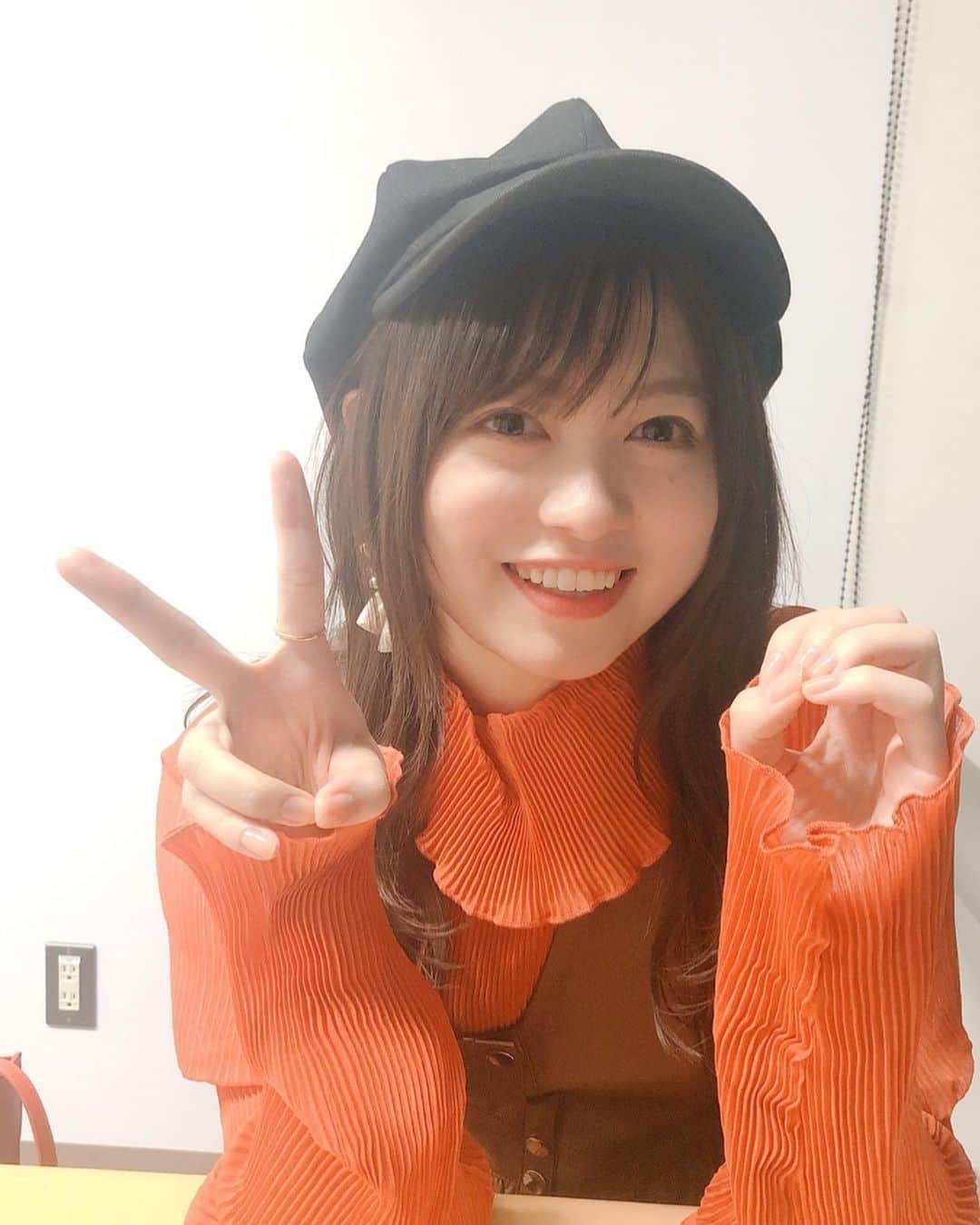 鈴木このみのインスタグラム：「この後20:00〜 #オプレのオプハ 生配信*\(^o^)/* 今日はアニメスペシャル🌟と、 ライブの準備をしていきたいと思います！  今夜も参加よろしうです〜！💪 「鈴木このみのOPEN HEART！（#18）」 https://www.openrec.tv/live/ovrddq166rj  #私服も秋めいてきました🍂 #食欲の秋」