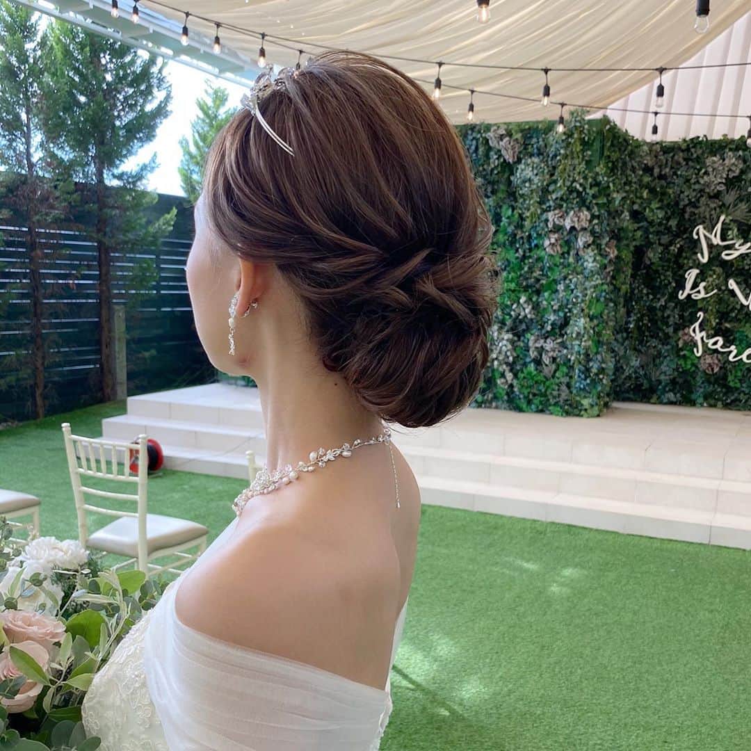 R.Y.K Vanilla Emuのインスタグラム：「花嫁さまhair✨ シンプルにまとめたスタイル  ティアラが映えます👑  #ヘアメイク#ヘアアレンジ#結婚式#セットサロン #ヘアセット #アップスタイル  #プレ花嫁 #フォトウェディング #前撮り #結婚式ヘア #ロケーション撮影#結婚式準備 #ヘアアクセサリー #お呼ばれヘア#髪型#着物ヘア#花嫁ヘアメイク#2020秋婚  #成人式ヘア#花嫁ヘア#成人式#振袖ヘア #花嫁ヘアスタイル #振袖#ブーケ#生花#ドライフラワー#髪飾り#結婚式前撮り#ウエディングヘア」