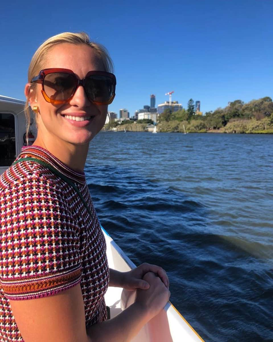 マデリン・グローヴスのインスタグラム：「Pic of me and 2 of my fave things: these sunnies and the brown snake x」