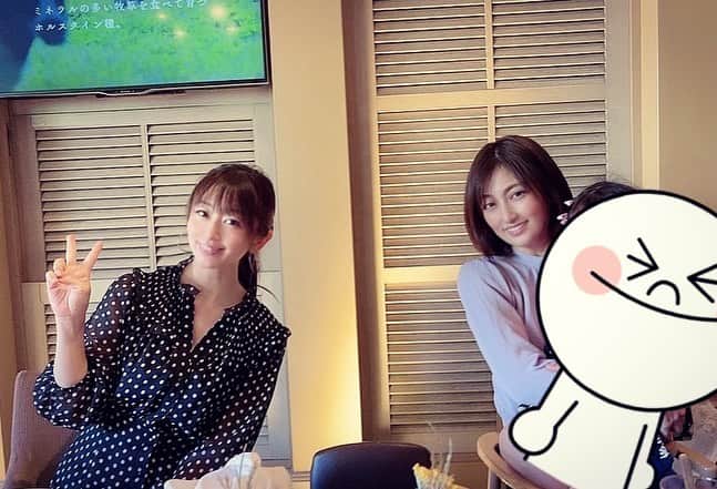 森本さやかさんのインスタグラム写真 - (森本さやかInstagram)「#お昼ごはん (*´꒳`*)♡♡  ちょうど(°▽°)鯉も大きな口あけてごはん食べてた！ (//∇//)  #庭園散歩  #鯉の餌やり  #lunchtime  #socialdistance」9月30日 19時25分 - sayakamorimoto1011