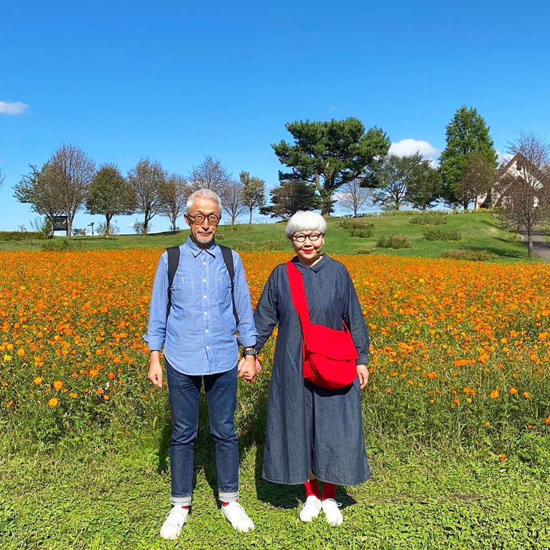 bon ponさんのインスタグラム写真 - (bon ponInstagram)「秋晴れのお天気に誘われて、宮城県加美郡加美町の「やくらいガーデン」に行って来ました。 ＊ やくらいガーデンの『ふるるの丘』は、春から秋まで美しい花々に彩られます🌷🌼🌹🌸 広大な敷地一面に広がる、色とりどりの花畑の美しさに感動しました😍😍 園内は、ハロウィンの飾り付けがされていて、随所に撮影スポットがあって楽しかったです🎃👻🎃💀 ＊ 10月10日(土)〜11月23日(月・祝)まで「星あかり 〜キャンドルの灯び〜」のイベントが行われます。 キャンドルライトやLEDによる期間限定のライトアップイベントで、色とりどりの花々が咲き誇るお昼の風景から一変！夜空の下に幻想的な風景が浮かび上がります。 自然の景観を活かした、ここでしか見られない光と音の世界。 夜も行ってみたいなぁと思いました。 ＊ ＊ #やくらいガーデン #ふるるの丘 #夫婦 #60代 #ファッション #コーディネート #リンクコーデ #夫婦コーデ #グレイヘア #白髪 #共白髪 #couple #over60 #fashion #coordinate #instafashion #instagramjapan #greyhair #bonpon511」9月30日 19時25分 - bonpon511