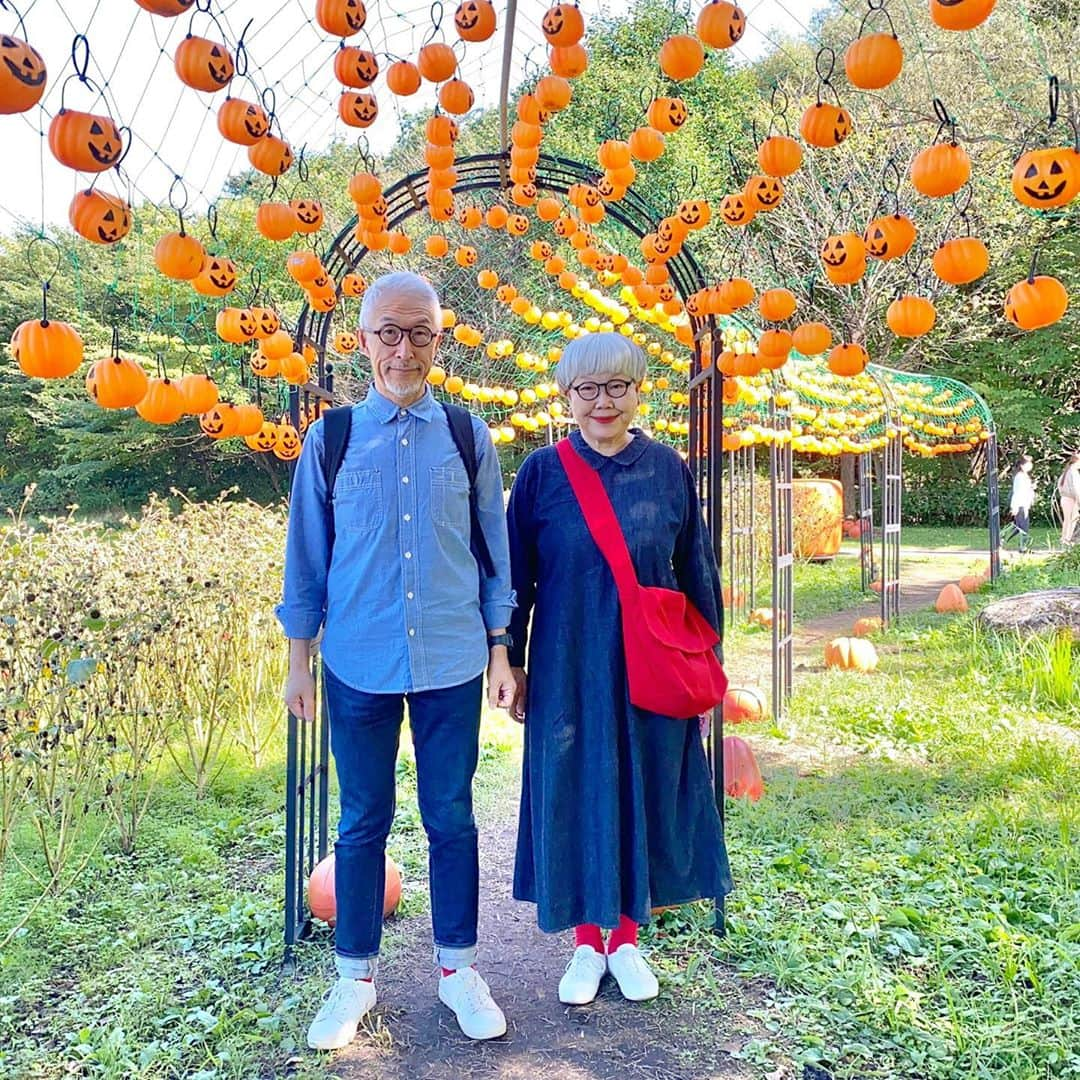 bon ponさんのインスタグラム写真 - (bon ponInstagram)「秋晴れのお天気に誘われて、宮城県加美郡加美町の「やくらいガーデン」に行って来ました。 ＊ やくらいガーデンの『ふるるの丘』は、春から秋まで美しい花々に彩られます🌷🌼🌹🌸 広大な敷地一面に広がる、色とりどりの花畑の美しさに感動しました😍😍 園内は、ハロウィンの飾り付けがされていて、随所に撮影スポットがあって楽しかったです🎃👻🎃💀 ＊ 10月10日(土)〜11月23日(月・祝)まで「星あかり 〜キャンドルの灯び〜」のイベントが行われます。 キャンドルライトやLEDによる期間限定のライトアップイベントで、色とりどりの花々が咲き誇るお昼の風景から一変！夜空の下に幻想的な風景が浮かび上がります。 自然の景観を活かした、ここでしか見られない光と音の世界。 夜も行ってみたいなぁと思いました。 ＊ ＊ #やくらいガーデン #ふるるの丘 #夫婦 #60代 #ファッション #コーディネート #リンクコーデ #夫婦コーデ #グレイヘア #白髪 #共白髪 #couple #over60 #fashion #coordinate #instafashion #instagramjapan #greyhair #bonpon511」9月30日 19時25分 - bonpon511