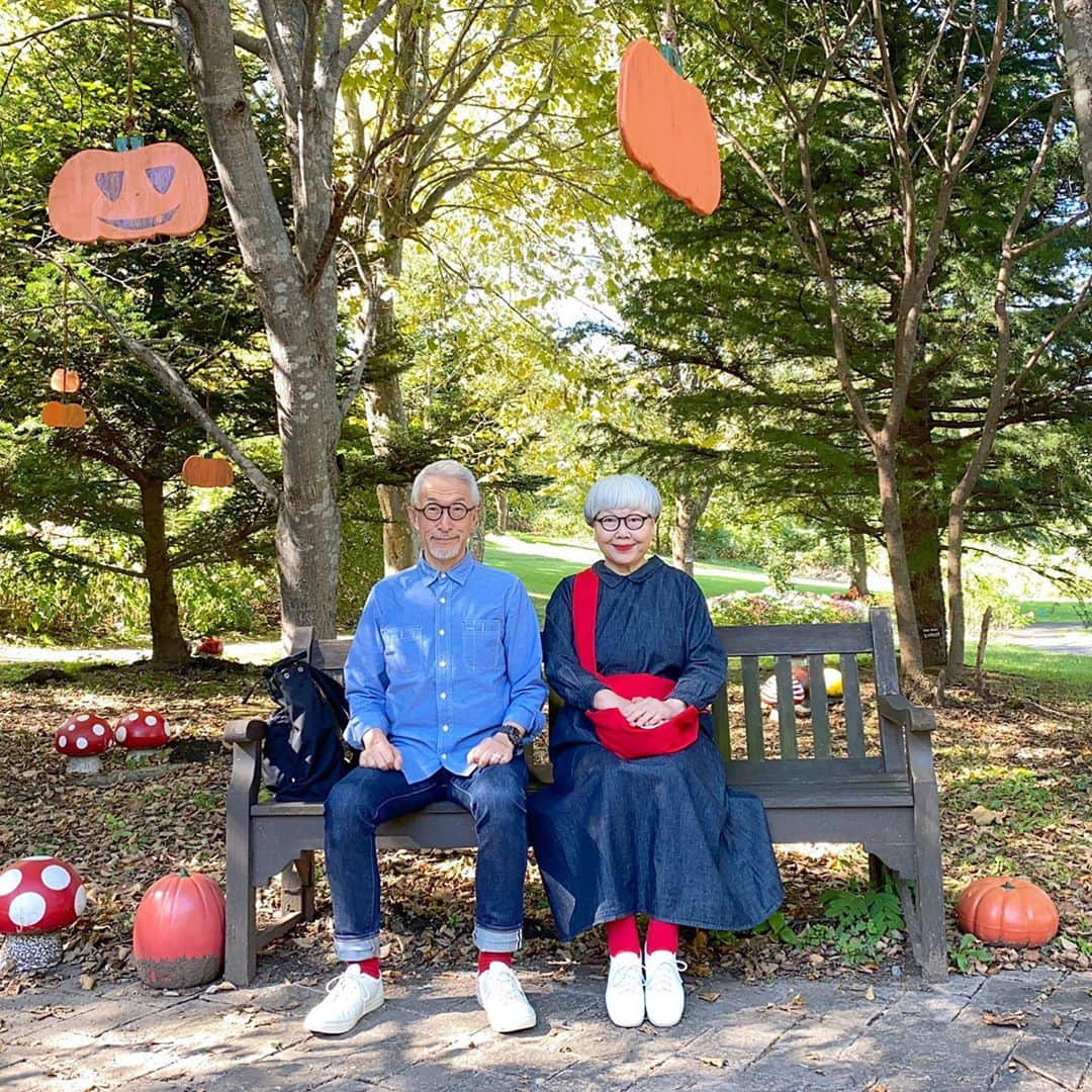 bon ponさんのインスタグラム写真 - (bon ponInstagram)「秋晴れのお天気に誘われて、宮城県加美郡加美町の「やくらいガーデン」に行って来ました。 ＊ やくらいガーデンの『ふるるの丘』は、春から秋まで美しい花々に彩られます🌷🌼🌹🌸 広大な敷地一面に広がる、色とりどりの花畑の美しさに感動しました😍😍 園内は、ハロウィンの飾り付けがされていて、随所に撮影スポットがあって楽しかったです🎃👻🎃💀 ＊ 10月10日(土)〜11月23日(月・祝)まで「星あかり 〜キャンドルの灯び〜」のイベントが行われます。 キャンドルライトやLEDによる期間限定のライトアップイベントで、色とりどりの花々が咲き誇るお昼の風景から一変！夜空の下に幻想的な風景が浮かび上がります。 自然の景観を活かした、ここでしか見られない光と音の世界。 夜も行ってみたいなぁと思いました。 ＊ ＊ #やくらいガーデン #ふるるの丘 #夫婦 #60代 #ファッション #コーディネート #リンクコーデ #夫婦コーデ #グレイヘア #白髪 #共白髪 #couple #over60 #fashion #coordinate #instafashion #instagramjapan #greyhair #bonpon511」9月30日 19時25分 - bonpon511