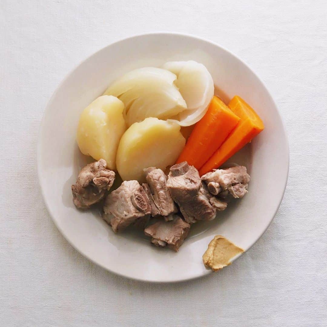 樋口正樹さんのインスタグラム写真 - (樋口正樹Instagram)「bollito misto . 今夜はボーンブロスで 茹でた大きめの野菜と ほぼ出し殻なんだけど あっさりしておいしい ほろほろ豚スペアリブ。 少しマスタードつけて。 . . . #ボッリート #地味に美味しい #あっさり系 #週一で食べたい #洋風おでん #豚スペアリブ #素材の味 #玉葱 #にんじん #ジャガイモ #ディジョンマスタード #Bollito #Bollitomisto」9月30日 19時26分 - higuccini