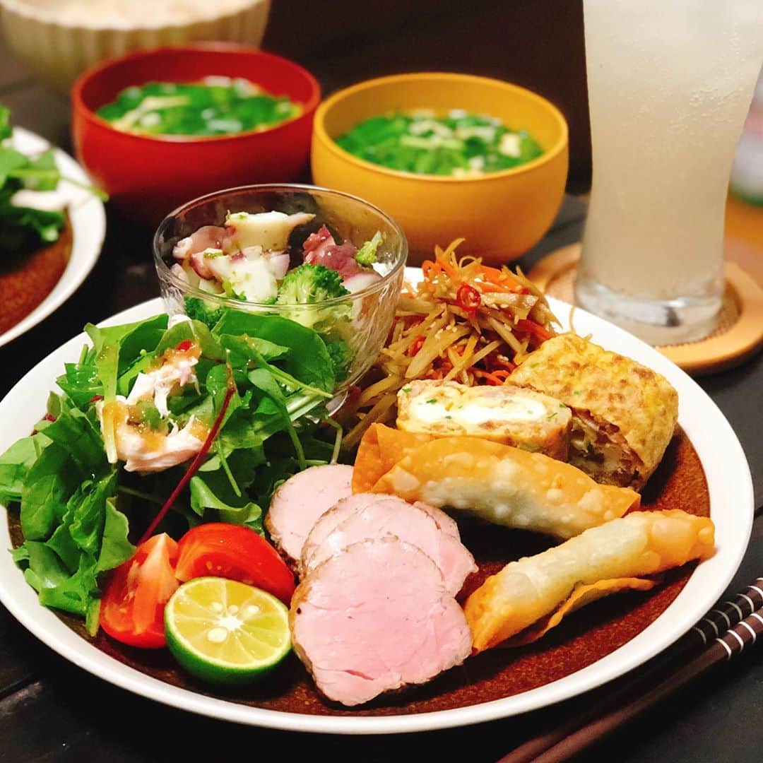 ゆうきさんのインスタグラム写真 - (ゆうきInstagram)「先日の晩ごはん。 あるものでリメイクしたりして、おかずプレートに。  卵焼きには、肉味噌と紅生姜を入れて巻いてみたら、とっても美味しかった。  あとは、 豚ヒレのローストポーク きんぴらごぼう サラダ タコとブロッコリーのバジルソース和え 餃子の皮のチーズ揚げ ・ ・ お酒が進みました。 ・ ・ ・ #おうちごはん#おうちカフェ#晩ごはん#夜ご飯#夕食#ワンプレート#マカロニメイト#フーディーテーブル #dinner#japanesefood#foodpic#yummy」9月30日 19時26分 - yuukitohikari