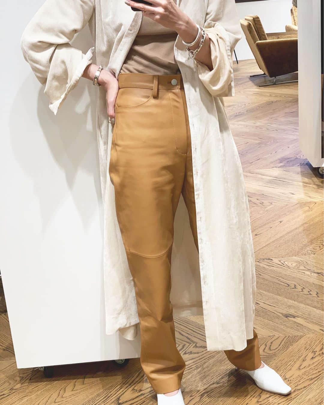 二ノ宮和佳子さんのインスタグラム写真 - (二ノ宮和佳子Instagram)「ちょっと肌寒くなってきましたね 秋は、1番ファッションが楽しい季節 今日は、コーデュロイワンピを羽織りにしてレザーパンツと 起毛感ある素材とソリッドなレザー合わせが好き ふわふわニットとレザーパンツもたまんないね！ 早く着たいな  #aewenmatoph #イウエンマトフ #corduroy #dress #leatherpants」9月30日 19時29分 - wakako.ninomiya