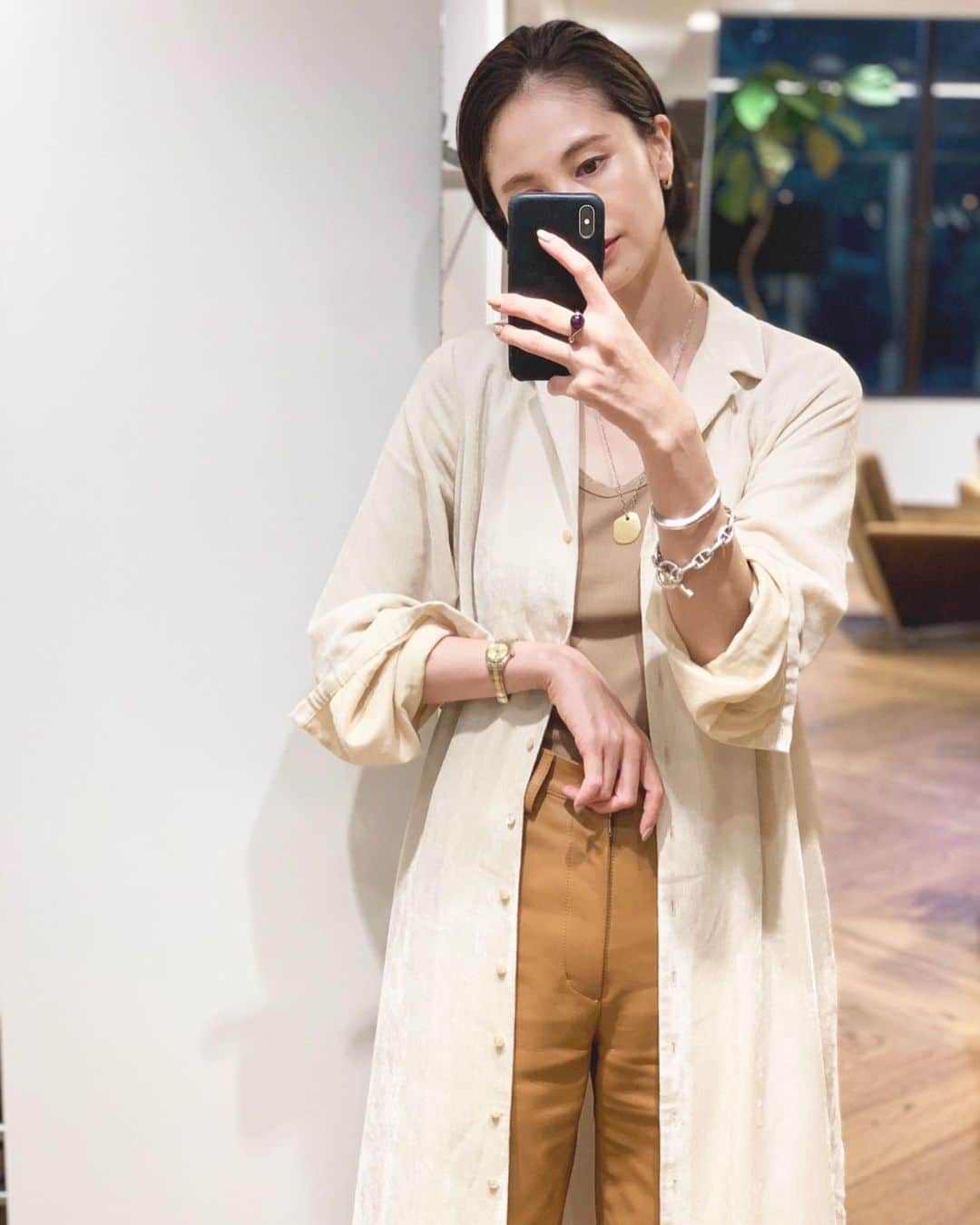 二ノ宮和佳子のインスタグラム：「ちょっと肌寒くなってきましたね 秋は、1番ファッションが楽しい季節 今日は、コーデュロイワンピを羽織りにしてレザーパンツと 起毛感ある素材とソリッドなレザー合わせが好き ふわふわニットとレザーパンツもたまんないね！ 早く着たいな  #aewenmatoph #イウエンマトフ #corduroy #dress #leatherpants」