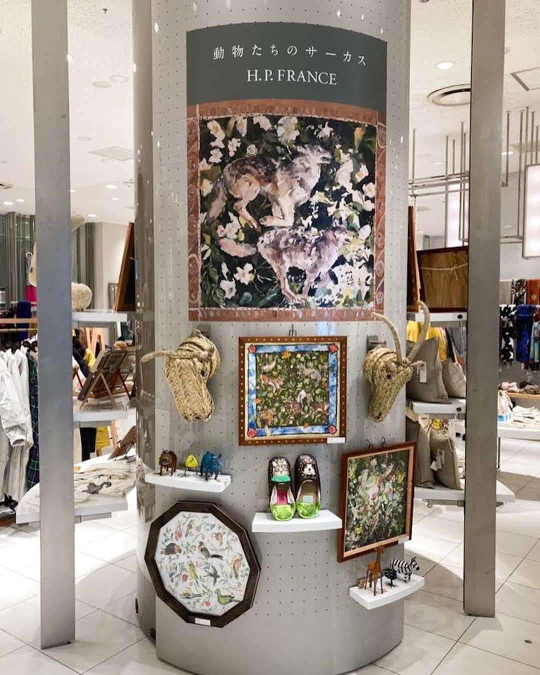 のインスタグラム：「【INFORMATION】 H.P.FRANCE POP-UP SHOP「動物たちのサーカス」  本日9月30日(水)より伊勢丹新宿店1階にて、POPUPイベント「動物たちのサーカス」がスタート。動物をキーワードにセレクトした、かわいらしく楽しいアートや小物雑貨をご紹介します。 さらに、期間中は今回のビジュアルを手掛けたアーティスト、庄島歩音 @ayuneshojima がお好きな動物のイラストをポストカードに描くイベントを開催。お出かけ先やお家でお気に入りの動物と一緒に過ごしてみてはいかがでしょうか。  ■期間: 9月30日(水)〜10月13日(火) ■場所: 伊勢丹新宿店1階 婦人雑貨/プロモーションスペース   庄島歩音イラストイベント ■日時: 10月3日(土)・10日(土) ①11:00-13:00　②14:30-16:30 ■参加費: ￥2,200(税込) ※お一人様につき1枚10分制(事前のご予約を承っております)  #popupshop #伊勢丹新宿店 #動物モチーフ #fahion #art #lifestyle #hpfrance #アッシュペーフランス #クリエイションが人を豊かにする」