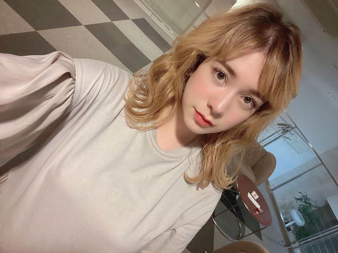 のインスタグラム：「気になってたエスポアの　@espoir_jp のファンデとアイパレットをゲット💕  早速メイクしたよー💄⭐️  ビーグロウクッションファンデは薄つきに見えてしっかりニキビもカバーしてくれる🥺最近はもっぱらクッションファンデが好きなのです🙋‍♀️💕 リアルアイパレット🎨色は使いやすいヌードモードをチョイス❣️キラキラが可愛い😍😍😍秋メイクにもちょうど良き👏  #メイク #espoir #エスポア #オルチャンメイク #PLAZA #韓国コスメ #韓国メイク #アイシャドウ #ファンデーション #秋メイク #makeup  #秋ネイル  #秋服 #秋服コーデ #choice #ファンデ」