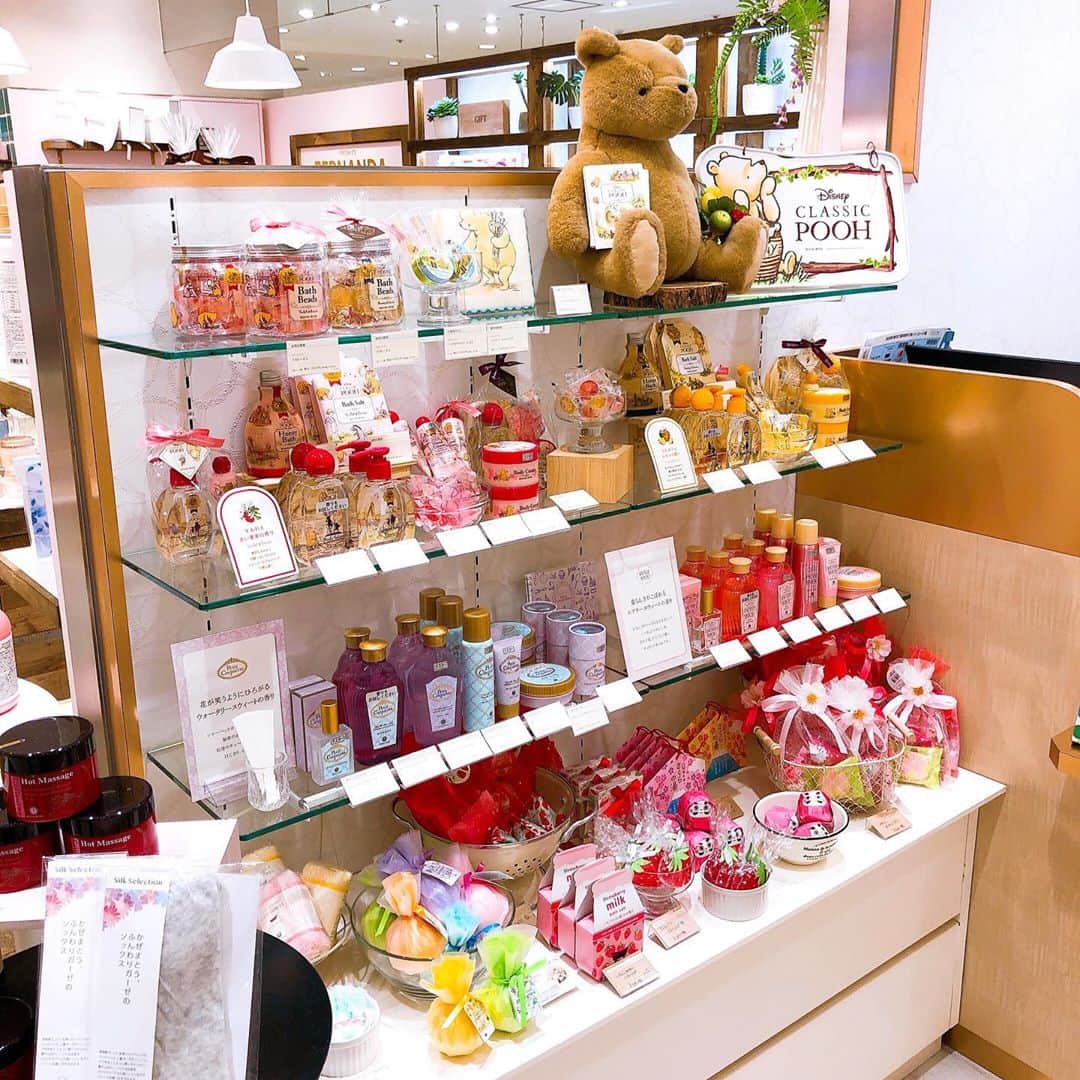 名古屋パルコさんのインスタグラム写真 - (名古屋パルコInstagram)「【西館B1F グッドモーニングソルテ】秋だけの数量限定発売！ホワイトローズ・シリーズをご紹介🎉﻿ ﻿ 甘くて可憐な香りに包まながら﻿ 秋冬の乾燥からお肌を守りましょう💪﻿ ﻿ つるんとすべすべ肌に！﻿ →ボディ スムーザーWR  350g ￥1500﻿ →ボディソープWR  300mL ￥1300﻿ ﻿ ふれたくなるやわらか肌に！﻿ →ボディミルクWR  200mL ￥1500﻿ ﻿ 透明感あふれる香り﻿ →オードトワレWR  15mL ￥1800﻿ ﻿ 🥳ホワイトローズの香りは﻿ 2020年9月18日（金）～11月30日（月）﻿ の数量＆期間限定発売！﻿ ﻿ ぜひお早めにお買い求めください！﻿ ﻿ ﻿ 名古屋パルコ西館B1F﻿ グッドモーニングソルテではほかにも﻿ ﻿ 🌬越冬シリーズの各種！﻿ 🐻クラシックなプーさんシリーズ各種！﻿ 🧖‍♀️アロマなボディウォッシュとバブルバスのセット﻿ ﻿ などなど、きっとお肌のお悩みに合うアイテムがきっと見つかります！﻿ ﻿ ﻿ ﻿ @houseofrose.jp ﻿ #goodmorningsalthe #グッドモーニングソルテ #houseofrose #ハウスオブローゼ #ohbaby #スキンケア #skincare #乾燥肌 #ボディケア #bodycare #越冬 #保湿 #ホワイトローズ #whiteroses #セルフケア #gift #ギフト #プーさん #winniethepooh #pooh #loveyourself #loveyourbody  #名古屋パルコ #名古屋PARCO #nagoyaparco #名古屋 #nagoya #栄 #矢場町」9月30日 19時32分 - parco_nagoya_official