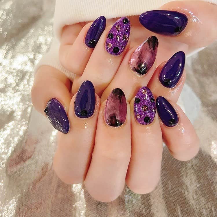 ジャスミンゆまのインスタグラム：「♡♡♡   #newnails #purplenails #スタッズネイル #ミラーネイル #紫ネイル #ラメネイル」