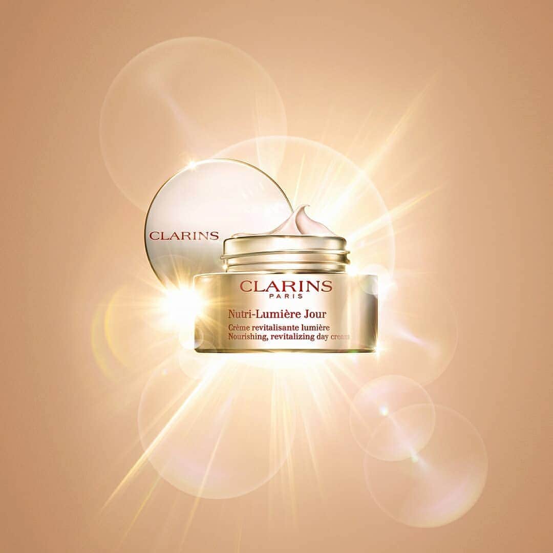 Clarins Australiaさんのインスタグラム写真 - (Clarins AustraliaInstagram)「Nutri-Lumiere is the newest addition to Clarins skincare family, here to revitalise and intensely nourish nutrient-depleted skin! ✨ At Clarins, we believe that beauty is at every age and Nutri-Lumiere continues our goal to support the beauty of women at every stage of their lives.   Swipe 📸➡️ to see the amazing women also loving our latest skincare range! @melissa_penfold @lou_f_kenny @a_stylish_age  #ClarinsAus #ClarinsSkincare」9月30日 19時34分 - clarinsanz