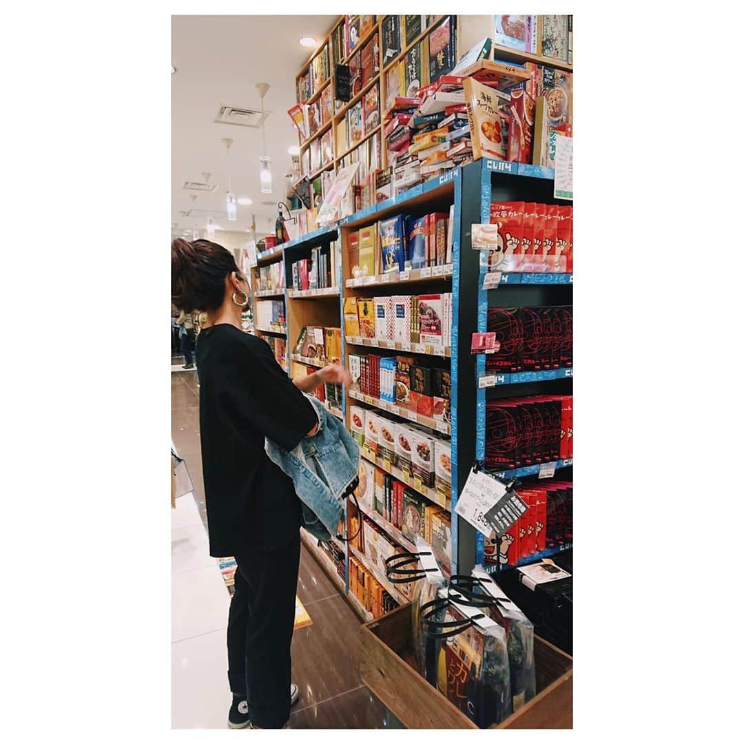 植松真理子さんのインスタグラム写真 - (植松真理子Instagram)「カレーの棚🍛📚 . #カレー#マジスパが好きなんだ」9月30日 19時37分 - mariko__mm