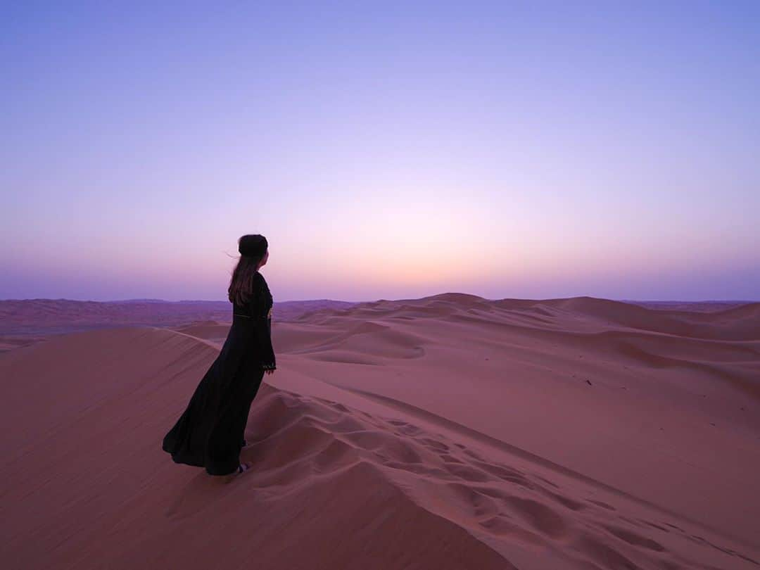 田島知華さんのインスタグラム写真 - (田島知華Instagram)「【UAE🇦🇪Abu Dhabi】The desert empowers my heart. I miss the desert in Abu Dhabi. 音のない静寂な砂漠の夜。 都会の喧騒から離れ、寝転がってなにも考えずぼーっと星空を眺めていられる。 砂漠は心の元気をチャージできる大事な場所。 （だから早く行きたい…！砂漠チャージが足りない！） Copyright © TAJIHARU  PENTAX K-1 MarkⅡ  HD PENTAX-D FA 15-30mmF2.8ED SDM WR HD PENTAX-D FA 28-105mmF3.5-5.6ED DC WR _ #たじはるトリップ #TAJIHARU_uae #アラブ首長国連邦 #アブダビ #ドバイ #中東 #unitedarabemirates #uae #abudhabi #dubai #qasralsarab #anantaraqasralsarab #anantara #visitabudhabi #visitdubai #wonderful_places #beautifuldestinations #beautifulplace #earthpix #discoverglobe #discoverearth」9月30日 19時37分 - haruka_tajima