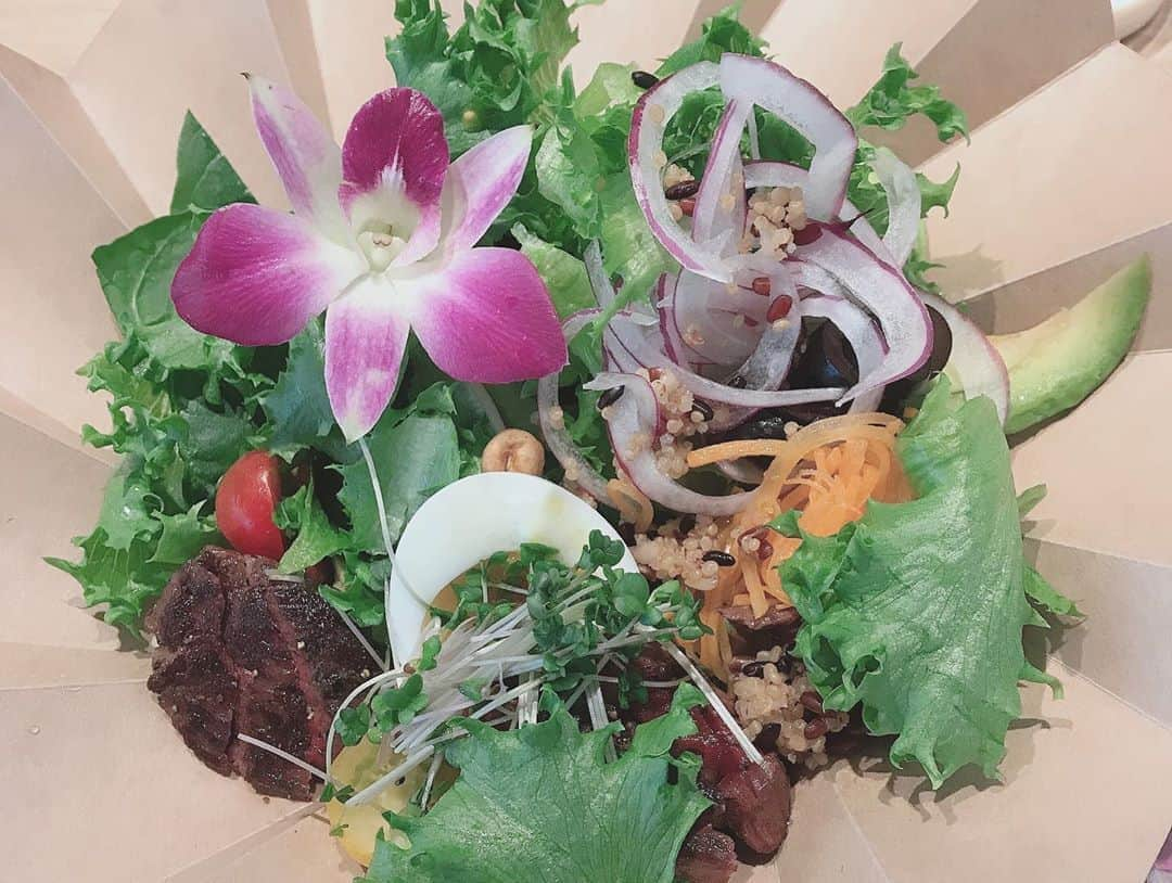 木村優凛さんのインスタグラム写真 - (木村優凛Instagram)「*** 《SALAD HORSE》 * ランチにヘルシーな馬肉が入った 野菜たっぷりのサラダ🥗食べたよ✧* * メニューがたくさんあって迷ったけど 大好きなアボカド🥑が入ってるのにした🤭💓 (たぶんどれ選んでもアボカドトッピング できると思うけど🤣笑) * 馬肉が入ってるからサラダだけでも ボリュームはあるかな🌟 * ドレッシングもたくさん種類あるから いろんな味が楽しめたよ☺️🌈 * いつも激辛かお肉ばっか食べてるから たまにはお腹休めないとね🤣🤣🤣笑 * * * #saladhorse #サラダホース #愛知 #愛知ランチ #馬肉専門店 #名古屋ランチ #名古屋 #名駅カフェ #馬肉料理 #サラダ #サラダランチ #cafe #cafe巡り #カフェスタグラム #サロンモデル名古屋 #癒しカフェ #カフェデート #フォトジェニック #スイーツ巡り #カフェ巡り #カフェ好き #カフェめぐり #女子旅 #女子会 #インスタ映え #休日の過ごし方 #スイーツ #甘党女子 #カフェ活  #カフェ好きな人と繋がりたい」9月30日 19時38分 - yurimelooooo