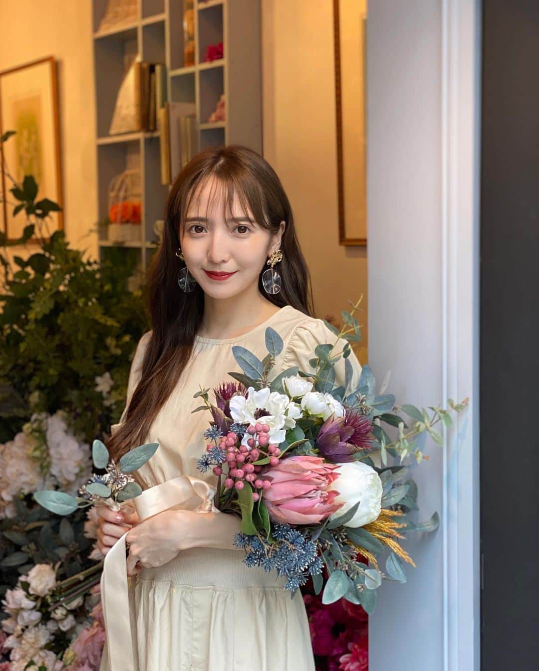 平木愛美のインスタグラム：「実は今、とあるお花のことで色々と動いていて…🧡💐  わたしの師匠さんみたいな存在で、 教えていただいたりしている @fleurme_daikanyama のemiさん💞👩🏻‍🦰に感謝です。  本日はとある仕入れをっ。  昨日はやすくんもちらっと、一緒にアトリエへきてくれたり！ 代官山にあるとっても素敵な空間なの。  また改めて日曜日あたりにご報告します🥀  もし今わたしと同じように、プレ花嫁さんや、前撮り予定、ウエディングフォトを撮りたいなぁと考えているかた、 この時期でなかなかそういうこともできなかった方々 そして、wedding以外にも日常での可愛いお花や…etc  ふふふ。 色々とお楽しみにしていてくださいっ🤍  あとね、また別だけど、とあるアクセサリーをコラボで実は、、、と動いていることがあったり💕💍👰🌼 そちらもとっっっても可愛いものをつくる予定なので、色々とお知らせできるときをお楽しみにしていてください！！！  #manaminflowers」