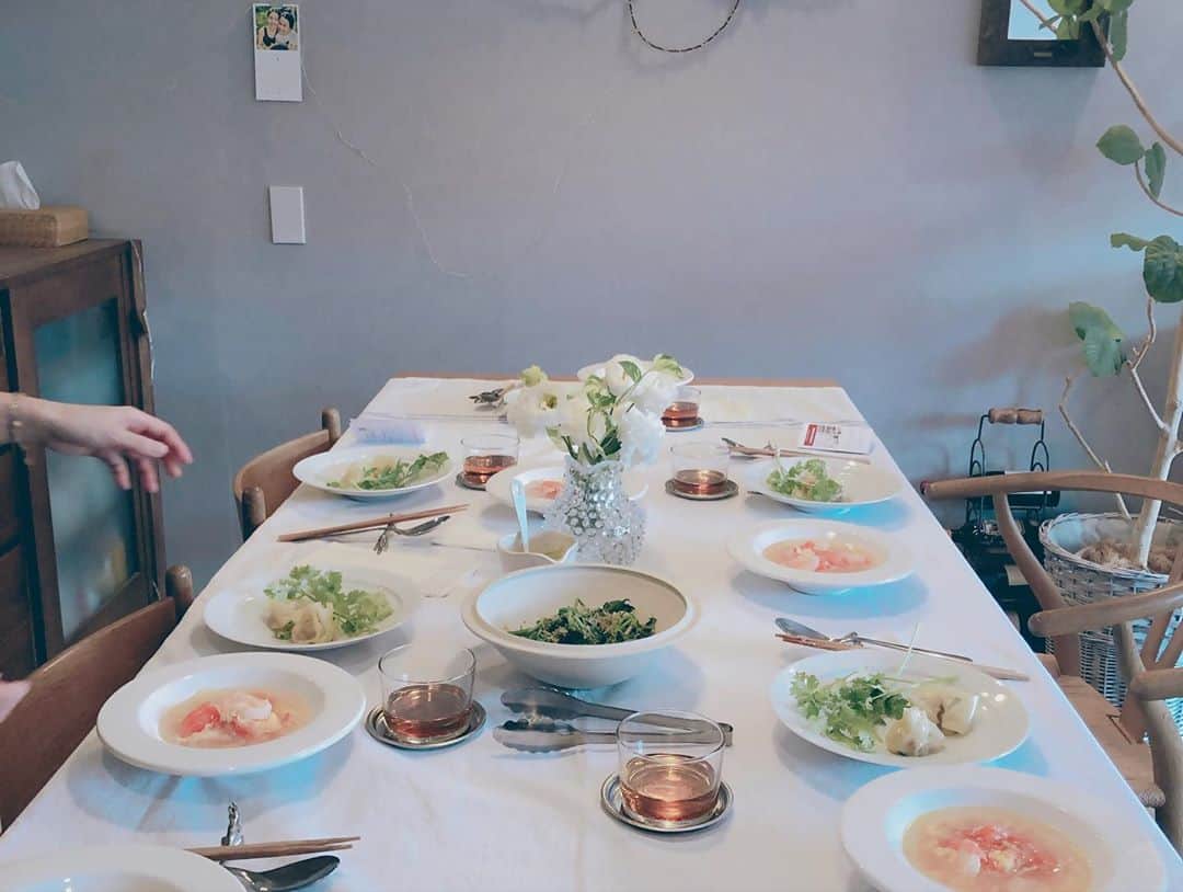 川村桃子さんのインスタグラム写真 - (川村桃子Instagram)「⠀ @tobe.yoko 洋子ちゃんに誘ってもらいラ プティットエピスリーの @hinamatsumoto ひなちゃん先生のお料理教室へ ⠀ 教えてもらったスパイス蒸し餃子2種。 これが想像していた味の3歩位先いってた笑 まるでハワイとかにある小洒落たアジアンキュイジーヌのお店みたいな味！ スパイスが味に深みを出してて…ナニコレ、美味しすぎる… ⠀ 早くおさらい再現しなくちゃ☻⠀ ⠀ #lapetiteepicerie #ラプティエピスリー #cookingclass #ひなちゃん先生 #ただ美味しいご飯食べに行っただけなのかも」9月30日 19時39分 - momo_k1014