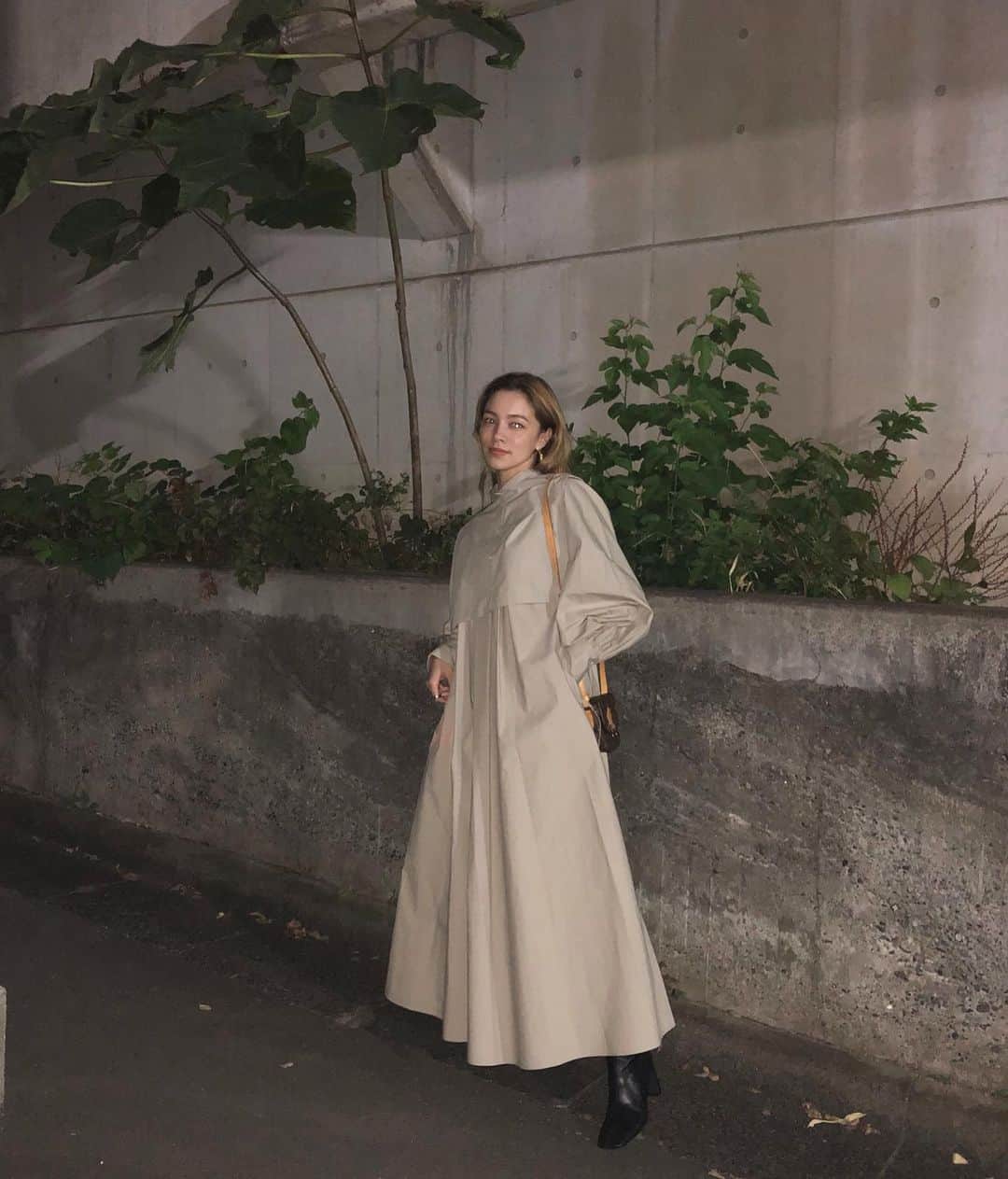 ステファニーのインスタグラム：「🤎🤎🤎 お気に入りの可愛いワンピは2wayになるの！ お背中ぱっくりです。 ブーツもお気に入り！ スクエアが可愛くて完全ヘビロテアイテム♡」