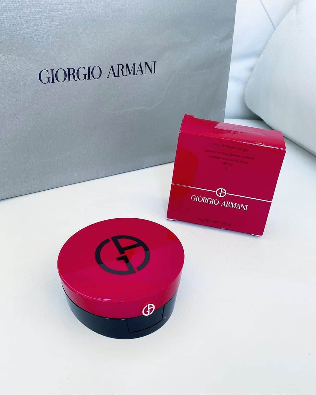 のインスタグラム：「#ARMANI の #クッションファンデ 💫💙 @armanibeauty ㅤㅤㅤㅤㅤㅤㅤㅤㅤ 先日オンラインのメイク講座にも 参加させて頂きました😍💕 ㅤㅤㅤㅤㅤㅤㅤㅤ #GIORGIOARMANI のコスメライン💄✨ #アルマーニ ビューティ @giorgioarmani @emporioarmani ㅤㅤㅤㅤㅤㅤㅤㅤㅤ ㅤㅤㅤㅤㅤㅤㅤㅤㅤ ㅤㅤㅤㅤㅤㅤㅤㅤㅤ 💙 マイ アルマーニ トゥ ゴー クッション💙 9,350円(税込) https://www.armanibeauty.jp/axe_make_up/f1_make_up_foundation/f1_make_up_foundation_liquid_foundation/my-armani-to-go-essence-in-foundation-cushion/3614271626905.html?gclid=CjwKCAjw2dD7BRASEiwAWCtCb_a6zDIYBfshghnhlw5KJWUIJIuvSRmI2grnwlhcabhPsm53Ls_LRRoCEz4QAvD_BwE  ㅤㅤㅤㅤㅤㅤㅤㅤㅤ ㅤㅤㅤㅤㅤㅤㅤㅤㅤ  陶器のような上質なルミナスマットの 仕上がりのクッションファンデーション✨✨  ㅤㅤㅤㅤㅤㅤㅤㅤㅤ ✔️みずみずしく潤う ✔️自在なカバー力と上質感のある光沢 ✔️素肌のようにナチュラル アートピースのようなパッケージに、 抗菌加工の専用パフを携え、 アルマーニクオリティを持ち運び可能に🙆🏻‍♀️💗 ㅤㅤㅤㅤㅤㅤㅤㅤㅤ 見た目もゴージャスなので、 カバンに入れてるととっても気分も上がるよっ😘💋 ㅤㅤㅤㅤㅤㅤㅤㅤㅤ ㅤㅤㅤㅤㅤㅤㅤㅤㅤ ㅤㅤㅤㅤㅤㅤㅤㅤㅤ ㅤㅤㅤㅤㅤㅤㅤㅤㅤ ㅤㅤㅤㅤㅤㅤㅤㅤㅤ  　　　　　　　　　　　　　　　　　　　　　　　#ArmaniBeauty #アルマーニ #ARMANI #ファンデーション #マイアルマーニトゥゴークッション #cosme #cosmetics #cosmetic #美容 #美肌 #コスメ #コスメ好きさんと繋がりたい美容 #美容day #뷰스타그램 #skincare #beauty #스킨케어 #自分磨き #インスタグラマー  #インフルエンサー #셀스타그램 #일본 #모델」