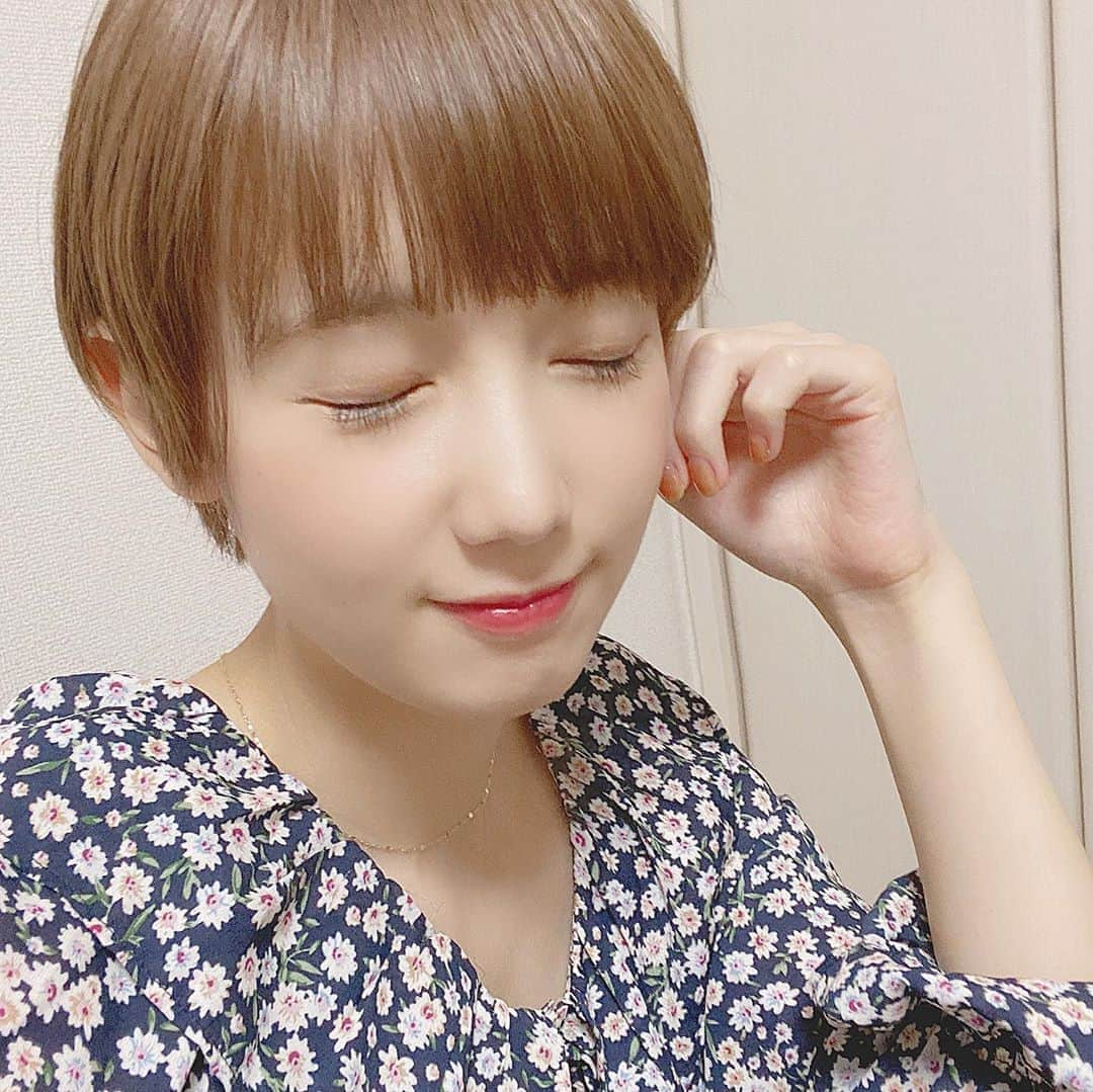 野田真実さんのインスタグラム写真 - (野田真実Instagram)「． ． ． 美容院に行ってきました‪✂︎‬ ． プリンを直して、 綺麗なベージュカラーにしてもらいました︎☺︎ ． とっても可愛い色になった‪♡ 帰り道暗かったから、 明日自然光でこの髪色見るの楽しみ～ ． そしてカットで少し整えてもらいました。 ． ． @hiro__531 さんにやってもらいました☺︎ まだ2回目ですけど、これからも絶対太田さんがいいって思うくらいには仕上がりが素晴らしいです👏🏻 ． ． #ヘアカラー #ベージュカラー #ショートカット #ショートヘア」9月30日 19時42分 - noda_mami_