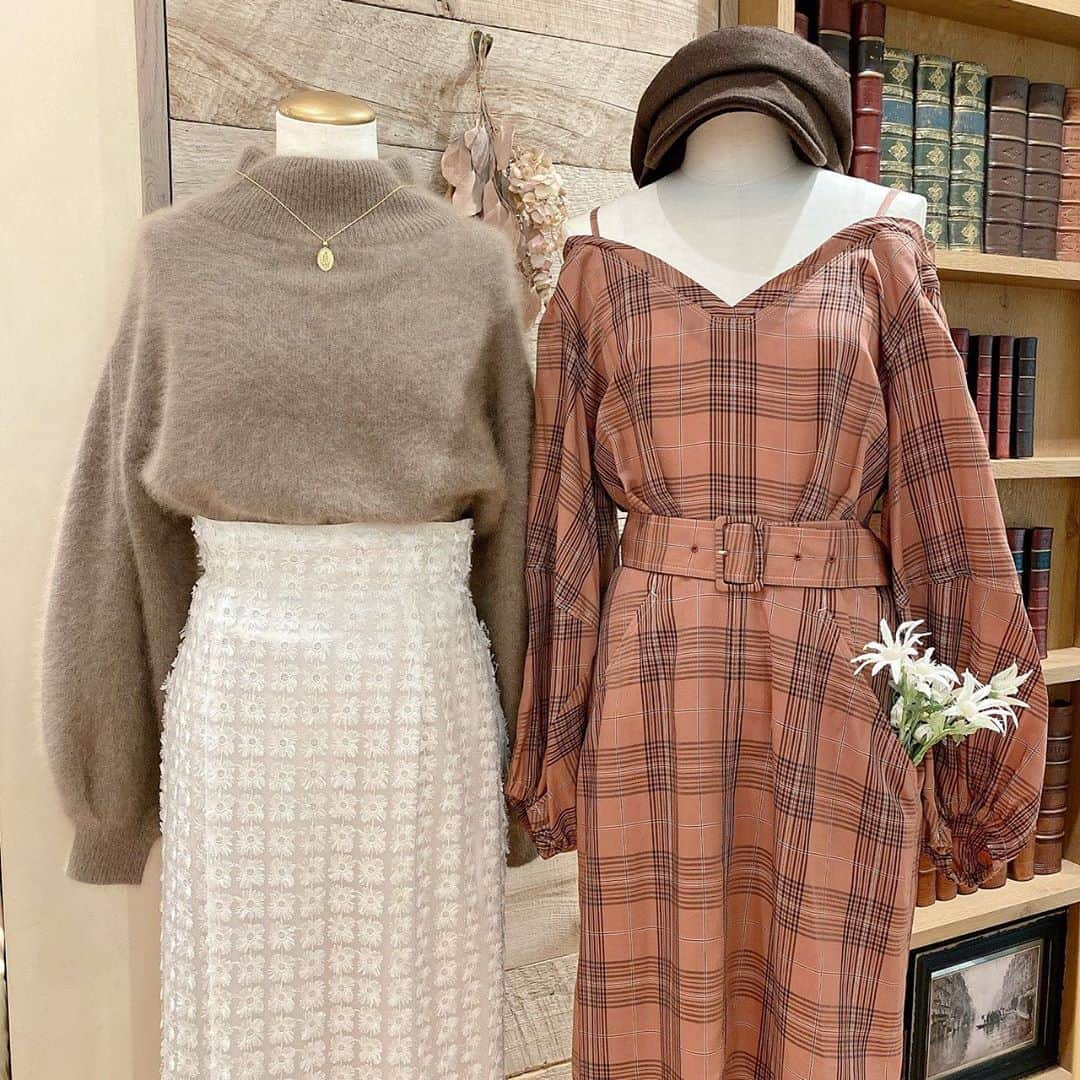 のインスタグラム：「♡ DEICY× check ♡ . 暖かみのあるbrown item...🐿 . 右のオフショルチェックレディワンピースはキュプラ100%！！ 優美なドレープと揺れ感やディテールへのこだわりが光るアイテムとなっております😌💭 . 【DEICY名古屋パルコ店 営業時間変更のお知らせ】﻿ 当面の間下記の通りとなります。﻿ ﻿ 11:00〜20:00 ﻿. ■なお、お客様に安心して﻿ お買物をしていただけるよう、﻿ 新型コロナウィルス感染拡大防止策を﻿ 講じた上で営業いたします。﻿ ﻿ ご来店いただくお客様には﻿ ご不便をおかけすることもございますが、﻿ 何卒ご理解・ご協力を賜りますよう﻿ 心よりお願い申し上げます。﻿ ﻿ DEICY名古屋店﻿ .  #deicy #deicynagoya #nagoya #デイシー #デイシー名古屋 #mecouture #ミークチュール #instagood #fashion #ootd #recommend #autumn #brown #check #新作 #チェックワンピース #キュプラ #ラクーン #ニット #オレンジブラウン #キャスケット#コインネックレス #秋コーデ #名古屋 #パルコ #名古屋パルコ」