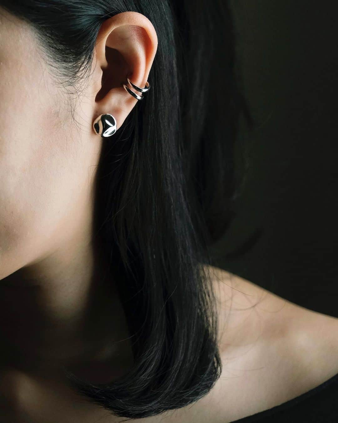 Veronica Halimさんのインスタグラム写真 - (Veronica HalimInstagram)「Loving my new earrings from @i_got_isshu  Shoku + Heiko earcuff — #earrings #truffypilove #jewelry #photography #earcuff」9月30日 19時43分 - truffypi