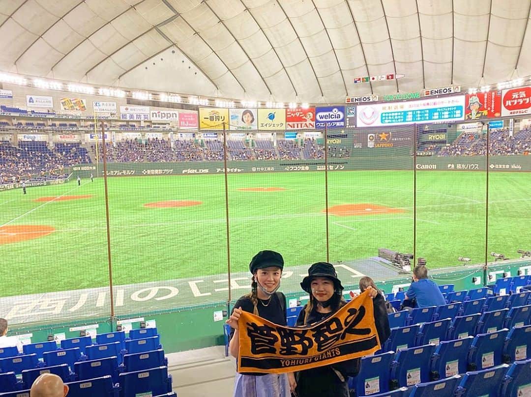 のインスタグラム：「. . . 先日出た番組でお世話になった 野球好きなADさんと観戦に⚾️💫 . 熱狂的なG党で わたしの現場に入ることが決まって 巨人の番組をやってたことも 知っててくれたので 『野球のお話するの 楽しみにしてましたーっ🧡』 とにこにこ声かけてくれたのが 初めまして☺️✨✨✨ . 好きな選手はいるの❓の質問に 『いまコーチなんですが 松本哲也さんわかりますか❓』 と聞かれた瞬間 仲良くなれるなぁて😌🤝(笑) . 試合後半松本選手がセンターに 守備位置についた時の心強さ 相手チームの打者が嫌がる あの空気感…🏟💭 彼のスライディングキャッチや 大ジャンプのスーパープレーで 試合が終わる感じとか なんか心を掴まれてしまう選手で わたしも好きだったなぁ〜🥰 . 積み重ねてきたものや 出した記録は何でも素晴らしい‼️‼️ だけど "あのワンシーン" 記憶に残る選手はいやらしい‼️‼️ . 良い意味で気になってしまう ふとファンになってしまうのは 記憶に残る選手な気がする☺️👏✨✨ . . #プロ野球 #読売ジャイアンツ #ジャイアンツ #読売巨人軍 #巨人 #辰徳ジャイアンツ #原辰徳 #巨人ファン #ジャイアンツファン #野球好きと繋がりたい #巨人ファンと繋がりたい #g女 #ジージョ #ユニフォーム #ユニフォーム女子 #ユニフォームマジック #tokyogiants #野球好き」