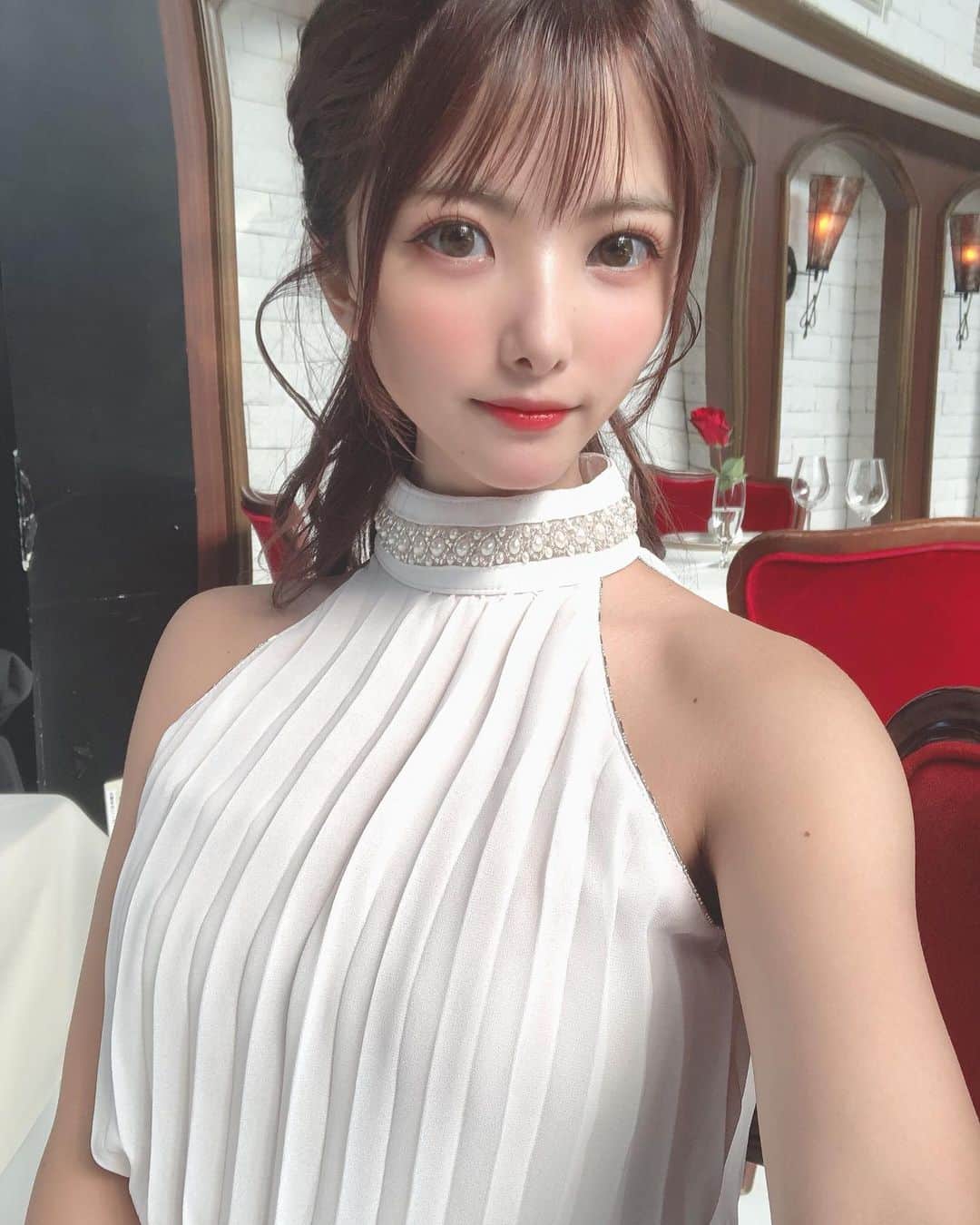岡田栞奈のインスタグラム：「今日のお誕生日フレンチ ランチコーデ🍽  ワンピースお気に入り👗💕 髪の毛も不器用なりに頑張った😳 #エミリアウィズ #ワンピース #フレンチランチ #青山ランチ  #青山エリュシオンハウス  #lunchtime #aoyama #french #emiriawiz #fashion #code」