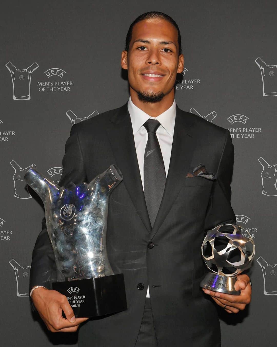 UEFAチャンピオンズリーグさんのインスタグラム写真 - (UEFAチャンピオンズリーグInstagram)「Double award winner @virgilvandijk in 2019 🥇🏆  𝟮𝟬𝟮𝟬/𝟮𝟭 𝗚𝗿𝗼𝘂𝗽 𝗦𝘁𝗮𝗴𝗲 𝗱𝗿𝗮𝘄: 𝗧𝗵𝘂𝗿𝘀𝗱𝗮𝘆, 𝟭𝟳:𝟬𝟬 𝗖𝗘𝗧 🗓️」9月30日 19時54分 - championsleague