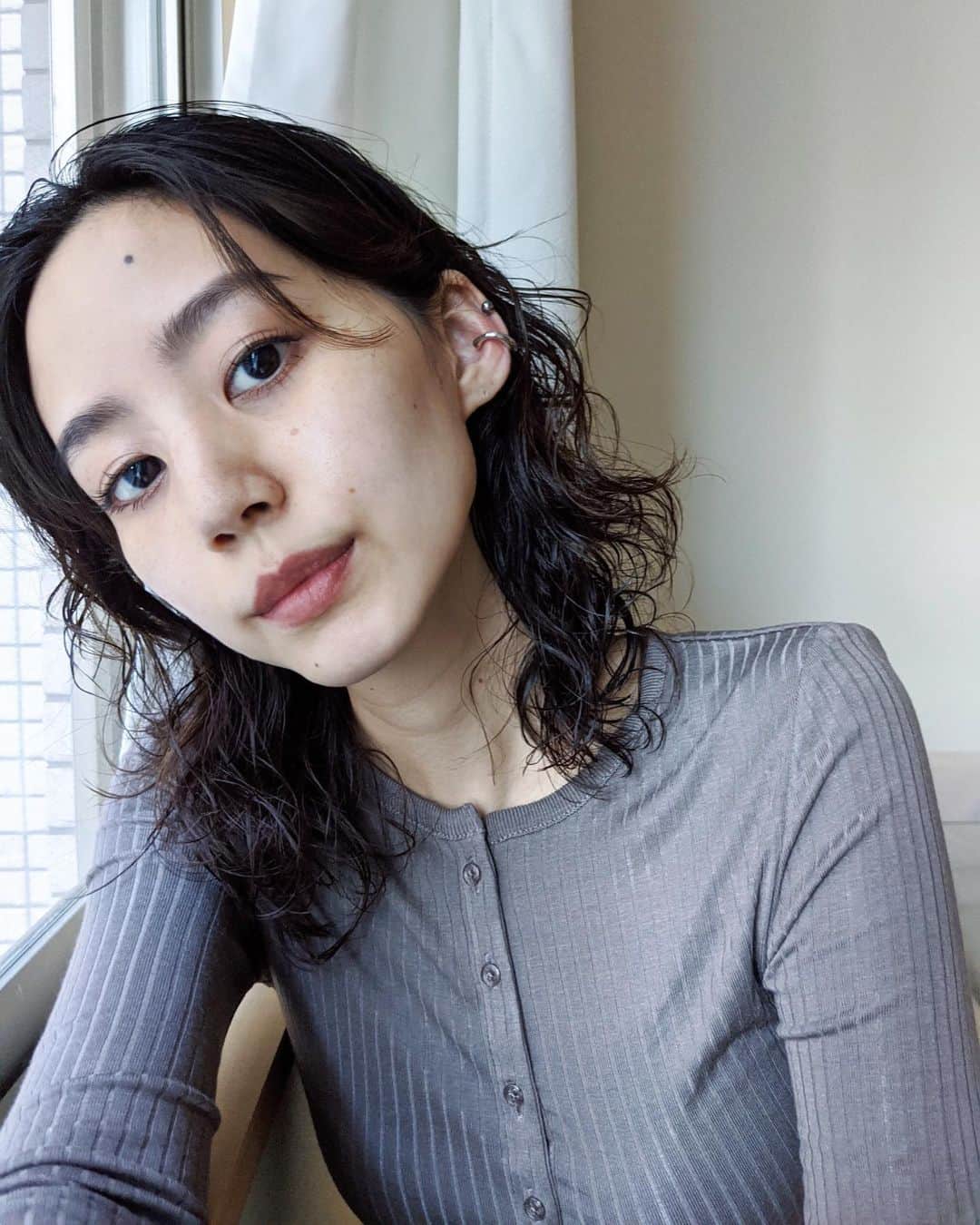 Shiho Sasakiのインスタグラム：「9月も今日で終わり🌰 2020年があと3か月しかないだなんて 早すぎる😨 最近はちょっと前に買ったロンTが活躍しております✌️ こういうBasicは着回し効くから大好き🕊 @sheltterwebstore で30%offになってたよ✌️ #MOUSSY#MOUSSYSNAP」