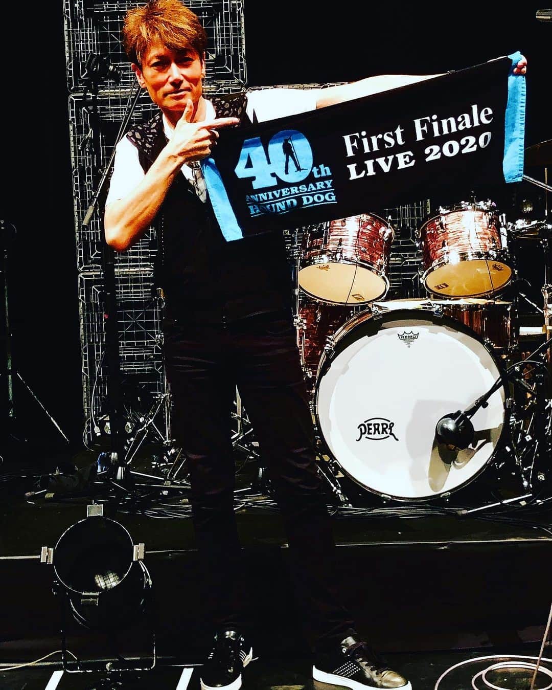 マイケル富岡のインスタグラム：「みんな‼︎ 盛り上がる準備…出来てるかい⁈ HoundDog 40th Anniversary Online Live 2020 いよいよ今夜20時〜 私も盛り上げます🎤皆様も…get ready to ROCK♪オンラインLive 詳しくは→ぴあライブストリーム / Pia Live Stream #大友康平 #リスペクト #ハウンドドッグ #hounddog #pialivestream #オンラインライブ #無観客 #rock #rocknroll #supervocalist #respect #ロック #ロックンロール #マイケル富岡 #タレント #俳優 #actor #actorslife #shooting #撮影 #readytorock」