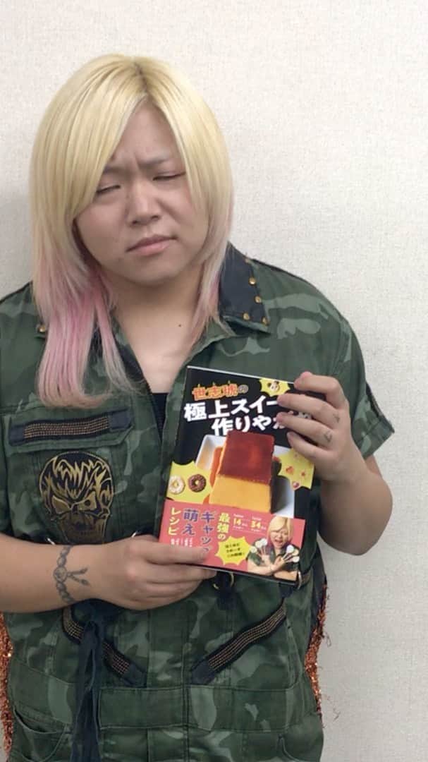 高橋奈苗のインスタグラム：「本日はめでたく9月24日に発刊された世志琥のレシピ本『世志琥の極上スイーツ作りやがれ！』の取材dayでした。  レシピ本📖 seadlinnng.buyshop.jp/items/34190282  そしてAssembleのくじ引きにプレッシャーかけられた…  皆さん応援してね😭📣  そして、Assembleでのは音の出せる応援グッズか500円で販売されるそうなので、それを試合前に購入しておいてください‼️声の代わりに音を選手に届けましょう🔥その応援練習でわたくし出させていただきます‼️ あとはオープニングで大事な試合順のくじ引きがあり。  配信🎫 assemble.zaiko.io/_item/330419   #SEAdLINNNG #Assemble #世志琥 #高橋奈七永 #作りやがれ #レシピ #レシピ本 #sweets」