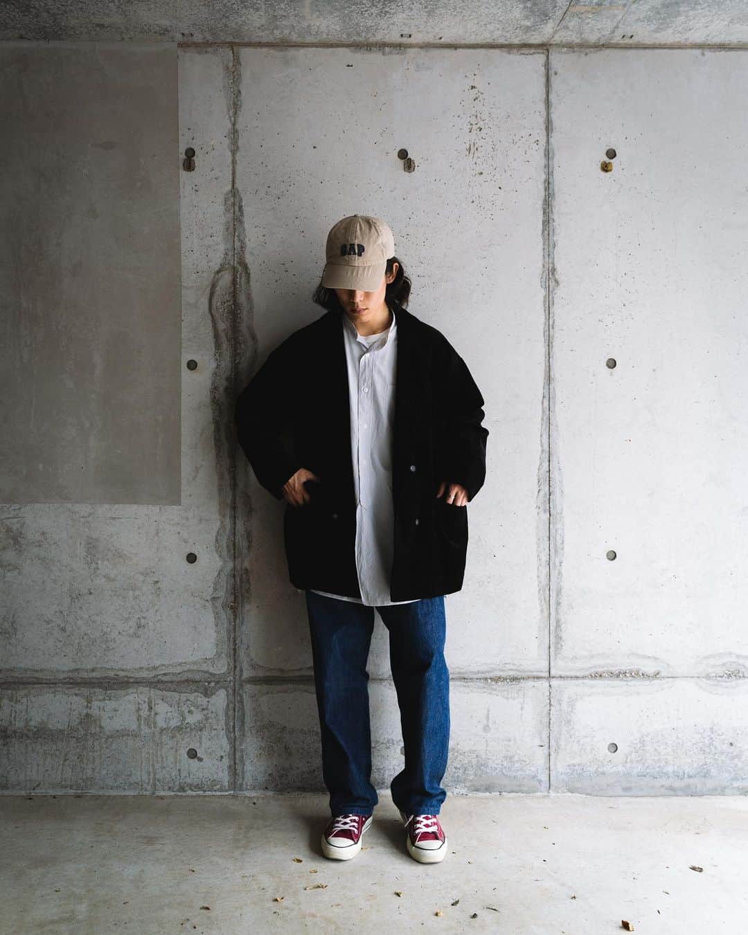 yukiのインスタグラム：「雑誌やら小説やらを小脇に挟んで駆け出したいけど、 実際はやたらと重いバックパックを背負う」