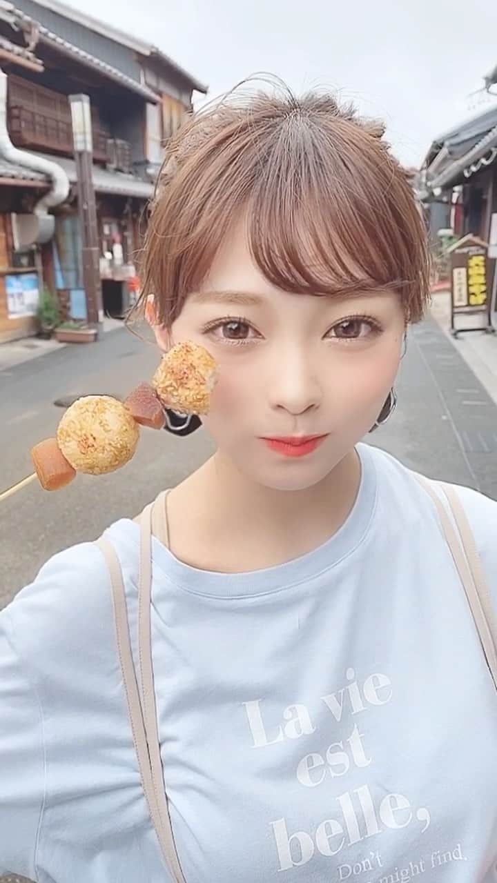 のインスタグラム：「﻿ ﻿ ﻿ ﻿ 犬山城下町で食べ歩きしたときの...🎦﻿ ﻿ 本命の揚げよもぎはお店自体なくなってしまってたけど﻿ おこげ串が1番だーーーーいすき！﻿ ﻿ ﻿ すきになった食べものはリピートしがちだけど﻿ いろんな場所に行って﻿ いろんな景色見るのもすごく幸せでリフレッシュできる😢💓﻿ ﻿ ﻿ はやく海外旅行行きたいな✈️💓﻿ ﻿ ﻿ ﻿ #カラコン #アイメイク #ラッシュリフト ﻿ #シルバーアクセサリー #デカ目メイク #コスメ ﻿ #コスメ好き  #自まつ毛メイク #りなてぃー﻿ ﻿#犬山城下町 #犬山  ﻿ 明日はメイク動画撮ろう〜！！！﻿ ﻿ ﻿」