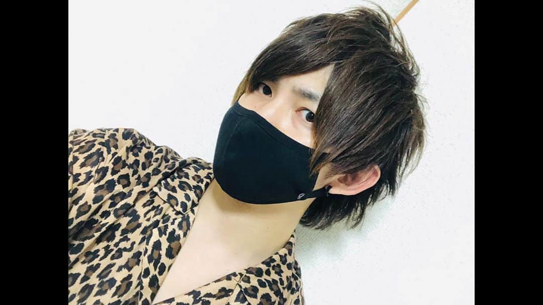 加部輝（ウルトラ寿司ふぁいやー）のインスタグラム：「髪を切った  #hair #cut #ヘアカット #マスクをしたから1倍盛れてますすいません... #awhair」