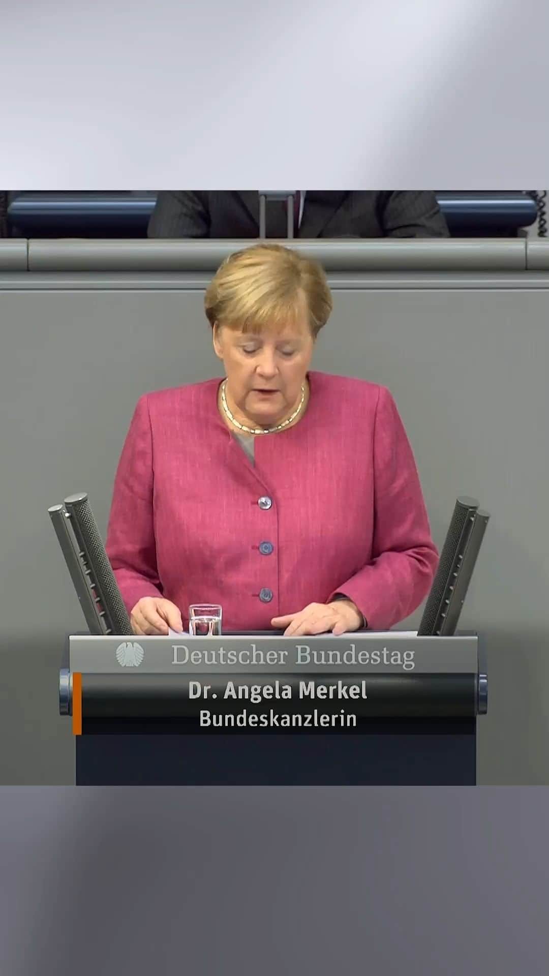 アンゲラ・メルケルのインスタグラム：「"Das Leben, wie wir es kannten, wird zurückkommen, was für eine Freude wird das sein. Wir haben aber eine schwierige Zeit vor uns, es kommt auf jeden Einzelnen an", sagt Kanzlerin Merkel in der Generaldebatte des Bundestags zur Corona-Pandemie.」
