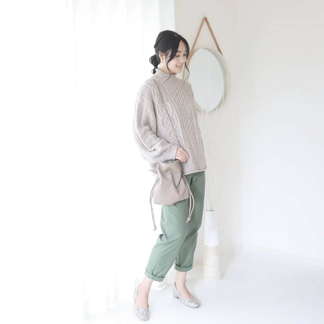 Eri Satoのインスタグラム：「beige×greenコーデ · knit: @rectangle_official  bag: @arron.it  pierce: @joueri shoes: @outletshoes_official · @rectangle_official の #モックネックケーブルニット 可愛くて色違いも欲しくなる😋 · バッグはお気に入りすぎて使いすぎの @arron.it @palcloset_onlinestore で買ったよ😘 本当に使いやすいし黒も欲しい💛 · パンツは @magaseek で買った @nolleys_official  SALEで激安だったよ👀✨ · 今日はわたどう最終回😢 流星×美波の組み合わせが素晴らしすぎて ほんとに2人に付き合って欲しい。笑 · #rectangle_official#rectangle_code#rectangle#レクタングル#ケーブルニット#高身長コーデ#ママコーデ#カジュアルコーデ#ニットコーデュロイ #秋コーデ#fashion#ootd#outfit#code#coordinate#style#ファッション#コーディネート#コーデ#プチプラ#プチプラコーデ#シンプルコーデ#mamagirl#locari#partegram#カジュアル#お洒落さんと繋がりたい」