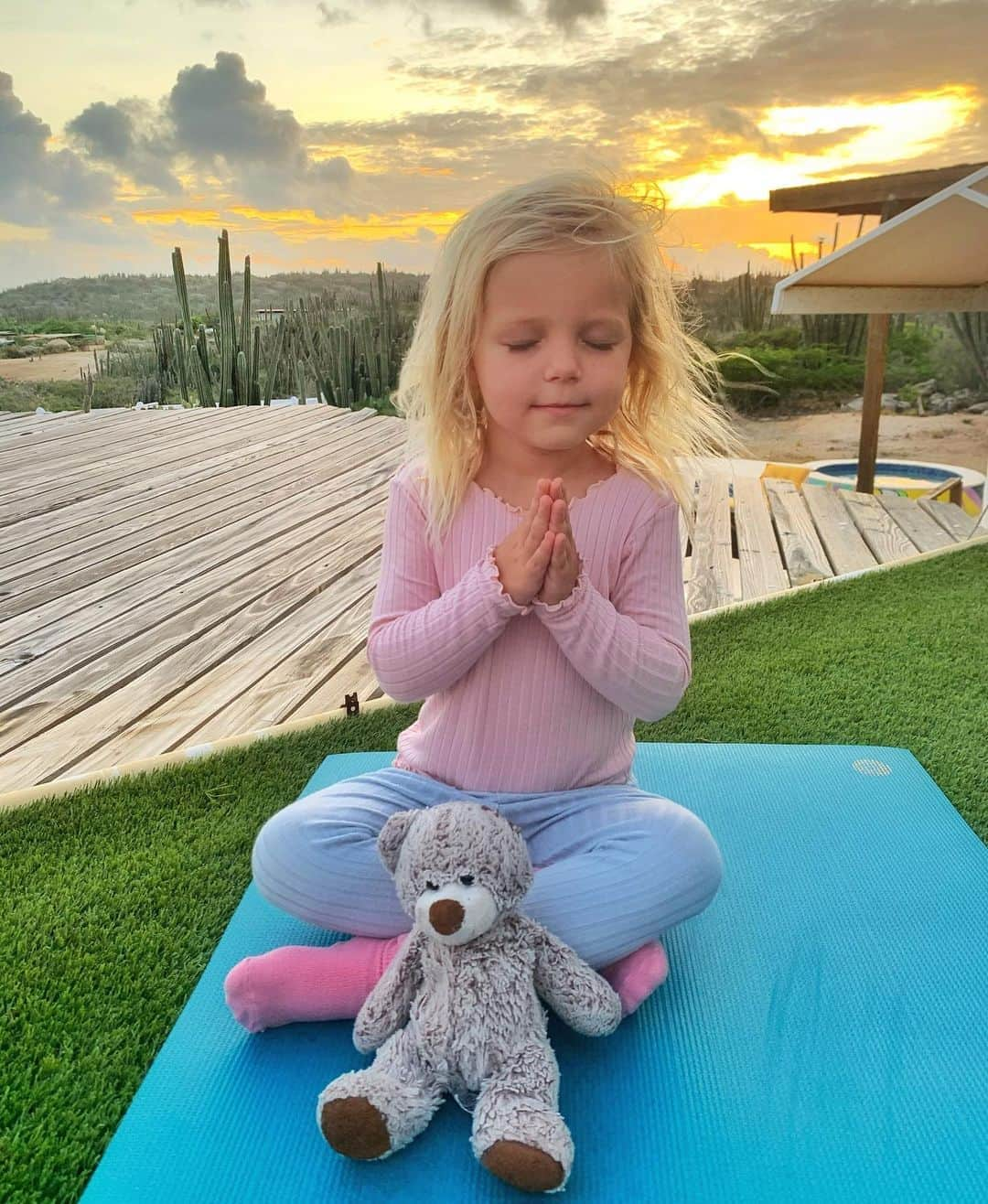 レイチェル・ブレイセンさんのインスタグラム写真 - (レイチェル・ブレイセンInstagram)「Good morning, world💛⁣ ⁣ 🧘‍♀️🧸🌅 ⁣ ⁣ (when I asked her if I could take a picture she said “ok but hurry up because I’m yoga-ing”)😌😂」9月30日 19時58分 - yoga_girl