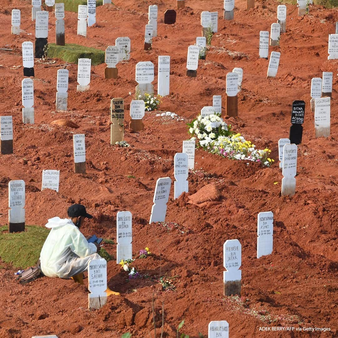 ABC Newsさんのインスタグラム写真 - (ABC NewsInstagram)「A gravedigger rests during a burial at the at the Pondok Ranggon cemetery for COVID-19 victims in Jakarta, Indonesia. #coronavirus #graves #covid-19」9月30日 20時00分 - abcnews