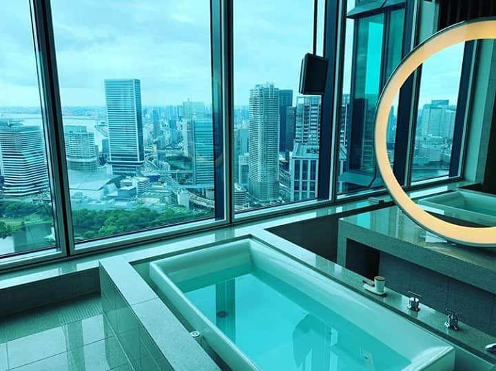 Conrad Tokyoのインスタグラム：「ロイヤルスイートのバスルームは東京湾を一望できるベイビューとなっています。非日常なラグジュアリーなバスルームで至福の時をお過ごしください。  The bathroom of our Royal Suite has a Bay View overlooking Tokyo Bay. Enjoy a blissful time in our extraordinary bathroom. Thanks to @gmndtk for the shot!  Share your own images with us by tagging @conrad_tokyo  ————————————————————— #コンラッド東京 #ホテル #汐留 #東京 #ホテル #汐留 #東京 #客室 #部屋 #新橋 #銀座 #宿泊 #スイート  #ConradTokyo #StayInspired #Conrad #hotel #Tokyo」