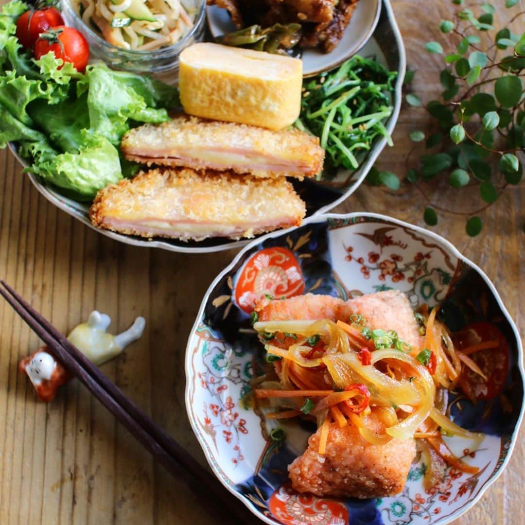 Atsukoのインスタグラム：「Today's lunch 2020.09.30 ･ ･ 鮭の南蛮漬け ハムカツ 卵焼き 茄子と豚肉のピリ辛 蓮根の明太和え 豆苗ナムル もやしと胡瓜とハムのサラダ 具沢山豚汁 ･ ･ 鮭の南蛮漬けが食べたくなったので作成。これは娘がすきなので、たまにつくるやーつ。 酢は控えめに😋 ･ ･ 同僚が異動になり、最後のお弁当。 3年9ヶ月。 まじでお世話になりました。 異動とか、もう無いんじゃないかと思ってたから凄く寂しいけど、新天地でも頑張ってほしいです。 あっという間に9月も終わり。 この分だと大晦日もあっという間にきちゃいそうだなー。。」