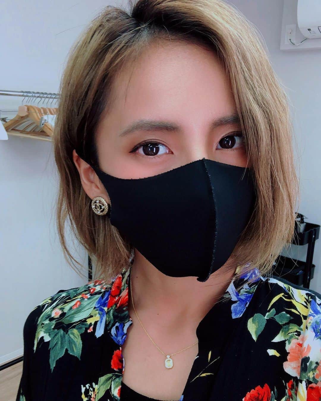 佐野千晃のインスタグラム：「黒いマスクってなんか敬遠してたけど黒いマスク凄く良いじゃん←﻿ ﻿ グレーとホワイトの中で一番使いやすい気がする🤤﻿ ﻿ マスクもおしゃれに取り入れなきゃいけない時代だね〜﻿ ﻿ マスクで肌が荒れちゃうから撮影以外はファンデーションはしたくないぜよ🤤笑﻿ ﻿ (女子力、、、笑)﻿ ﻿ #natural #healthy #good #gilrs #gilr #cool #cute #ooted #selfie #self #face #スポーツ女子 #スポーツ #ハワイ #笑顔 #ひまわり#マスク #おしゃれ」