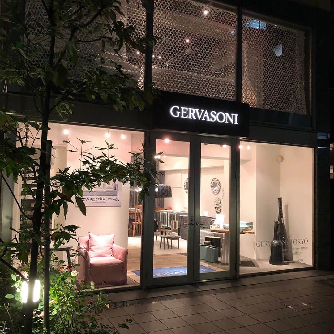 GERVASONI JAPAN / ジェルバゾーニ ジャパンさんのインスタグラム写真 - (GERVASONI JAPAN / ジェルバゾーニ ジャパンInstagram)「【GERVASONI TOKYO 閉店のご案内】  いつもご覧いただきありがとうございます。  GERVASONI TOKYO STOREは、本日をもって閉店いたしました。  平成25年7月オープンより、多くのお客様にご愛顧いただきましたことを、スタッフ一同、心より御礼申し上げます。  誠にありがとうございました。  尚、GERVASONI TOKYO STOREは営業終了となりますが、GERVASONI社製品の取り扱い、販売は継続させて頂きますので、10月1日以降は下記までご連絡頂ければと存じます。  今後ともどうぞよろしくお願い致します。 ・ ・ ・ 【お問い合わせ先】 南陽オモビト株式会社 / GERVASONI TOKYO 〒107-0062 東京都港区南青山4-18-16 フォレストヒルズWESTWING B1 TEL：03-5413-3274 FAX：03-5413-3267 MAIL：info@gervasoni.jp」9月30日 20時03分 - gervasoni_japan