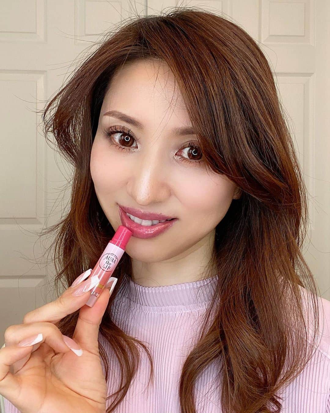 sachi♡さんのインスタグラム写真 - (sachi♡Instagram)「♡_  こんばんは🌙  こんなリップクリーム欲しかったの♡  ロート製薬 @rohto_official の メンソレータム『オーラ ザ リップ』  年齢を重ねると付いてて欲しいお肉は減り いらないところに付くという😂  唇も年齢と共に薄くなっていって縦じわが目立つように💧  メンソレータム『オーラザリップ』は 気になる縦じわやくすみをふっくらキレイな唇に エイジングケアできるリップ♡  くすみを補正してほんのりピンクに色づいて 血色感のある唇になるんだけど ホントに自然で可愛い色なのー♡  ４つの美容成分配合でうるおって艶々になるし 温感成分配合でじんわり温かな使用感が 続くのも心地好いよ♬  唇も優しくマッサージしてあげるとふっくらするよ💋  #PR #オーラザリップ #ロート製薬 #エイジングケア #リップ #リップグロス #リップクリーム #リップメイク #リップケア #メンソレータム #コスメレポ #コスメレビュー #コスメ好き #コスメ好きさんと繋がりたい #スキンケア #美容動画 #動画 #ig美容部 #アラフィフ #アラフィフママ #自撮り女子 #大人女子 #美容好きな人と繋がりたい #美魔女 #ミセスモデル #読者モデル #アラフィー #jマダムのおしゃれ #美容モデル」9月30日 20時06分 - nail_salon_felice04
