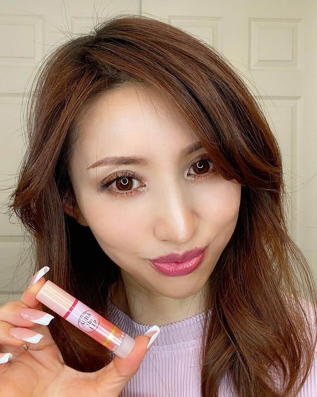 sachi♡さんのインスタグラム写真 - (sachi♡Instagram)「♡_  こんばんは🌙  こんなリップクリーム欲しかったの♡  ロート製薬 @rohto_official の メンソレータム『オーラ ザ リップ』  年齢を重ねると付いてて欲しいお肉は減り いらないところに付くという😂  唇も年齢と共に薄くなっていって縦じわが目立つように💧  メンソレータム『オーラザリップ』は 気になる縦じわやくすみをふっくらキレイな唇に エイジングケアできるリップ♡  くすみを補正してほんのりピンクに色づいて 血色感のある唇になるんだけど ホントに自然で可愛い色なのー♡  ４つの美容成分配合でうるおって艶々になるし 温感成分配合でじんわり温かな使用感が 続くのも心地好いよ♬  唇も優しくマッサージしてあげるとふっくらするよ💋  #PR #オーラザリップ #ロート製薬 #エイジングケア #リップ #リップグロス #リップクリーム #リップメイク #リップケア #メンソレータム #コスメレポ #コスメレビュー #コスメ好き #コスメ好きさんと繋がりたい #スキンケア #美容動画 #動画 #ig美容部 #アラフィフ #アラフィフママ #自撮り女子 #大人女子 #美容好きな人と繋がりたい #美魔女 #ミセスモデル #読者モデル #アラフィー #jマダムのおしゃれ #美容モデル」9月30日 20時06分 - nail_salon_felice04