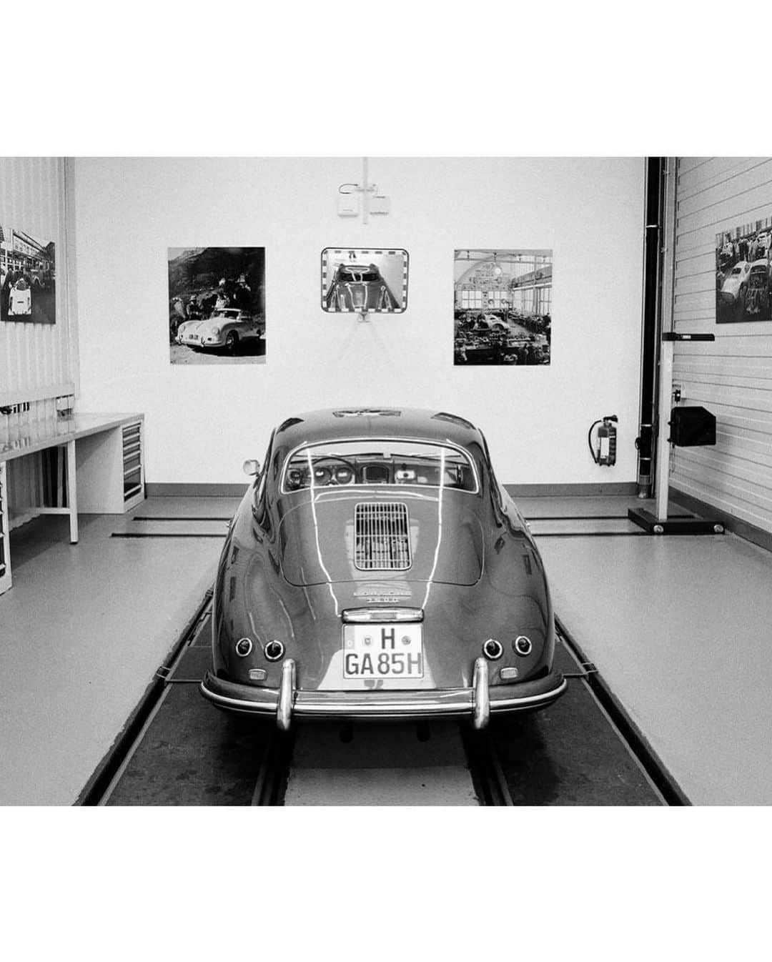 Porscheさんのインスタグラム写真 - (PorscheInstagram)「When analogue met analogue.   Photographer Johannes Huwe brought his 356 A to Porsche Classic Factory Restoration for a routine service, while he captured the precision and dedication of the team’s craft to keeping classic Porsche running flawlessly.  Find out more - link in bio.   (📸 @JohannesHuwe)」9月30日 20時07分 - porsche