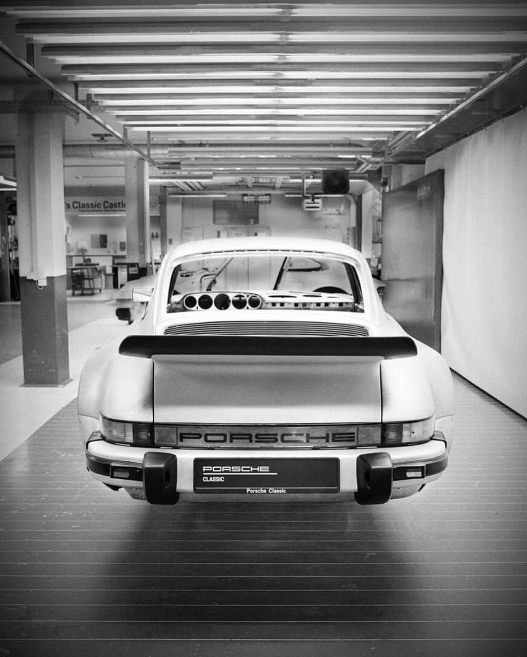 Porscheさんのインスタグラム写真 - (PorscheInstagram)「When analogue met analogue.   Photographer Johannes Huwe brought his 356 A to Porsche Classic Factory Restoration for a routine service, while he captured the precision and dedication of the team’s craft to keeping classic Porsche running flawlessly.  Find out more - link in bio.   (📸 @JohannesHuwe)」9月30日 20時07分 - porsche